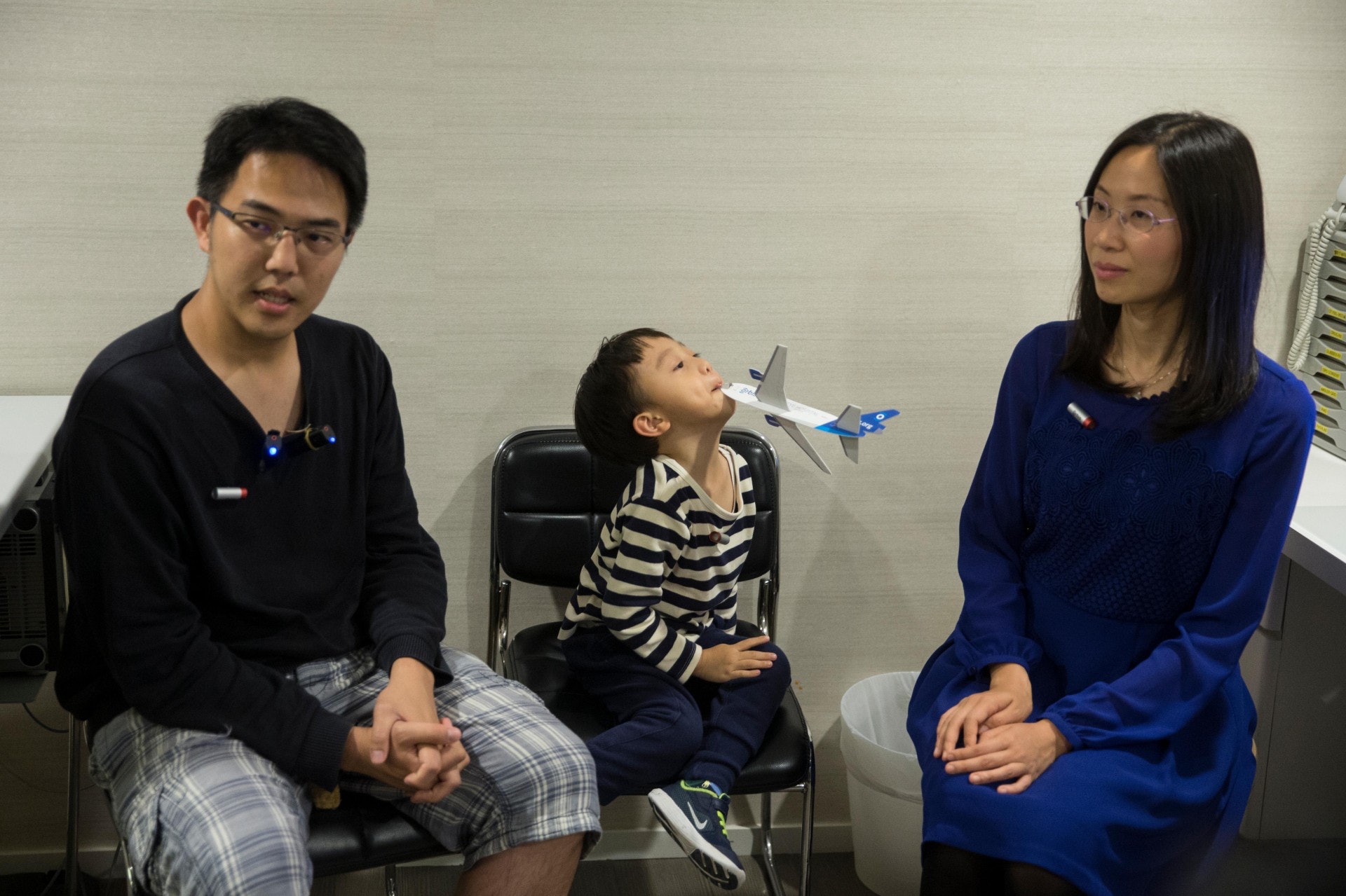 紀先生(左)擔心兒子上小學後會被同學問及外觀,預計升小學前會讓他接受手術。(羅君豪攝)