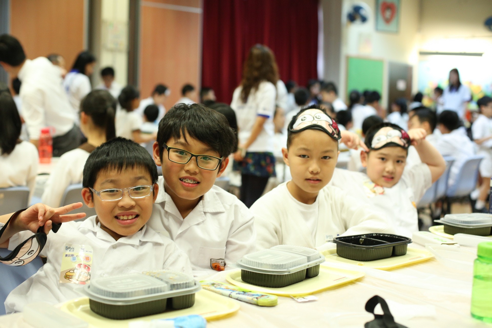 今年的「蒙眼午餐」活動主題為關注兒童雙眼瞼下垂。(奧比斯提供)