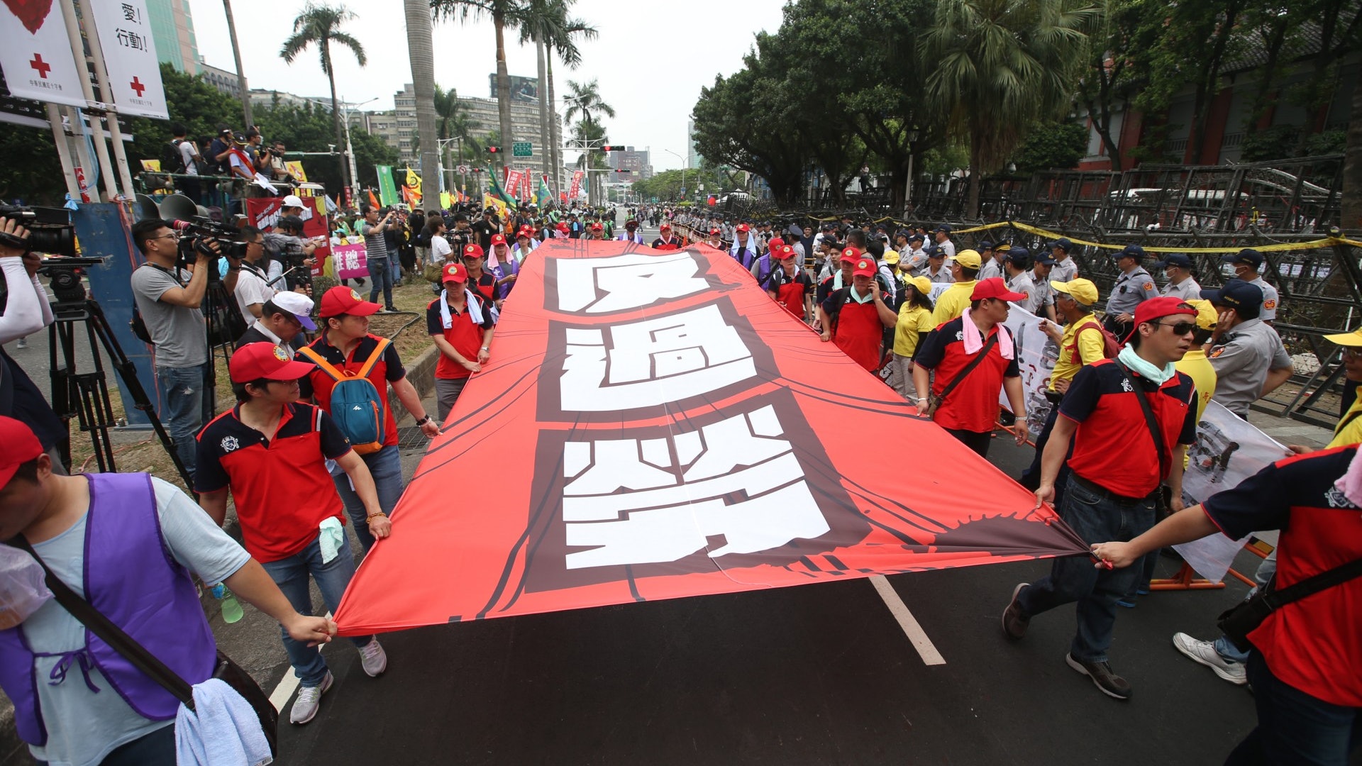 台灣上萬勞工總統府前抗議 要求提高最低月薪 公投修改勞基法 台灣上萬勞工總統府前抗議 要求提高最低月薪 公投修改勞基法