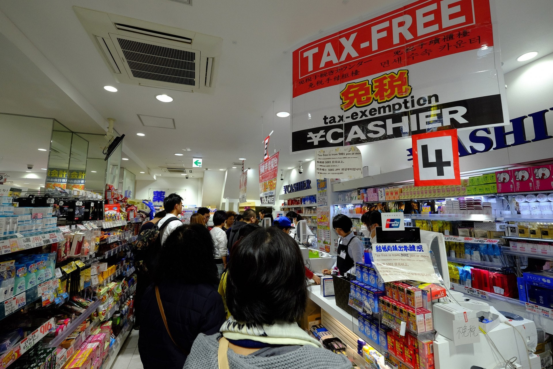 在新稅制下,外國遊客只要於同一商店內購物金額超過5,000日圓、而不多於50萬日圓,即可申請退稅。(視覺中國)