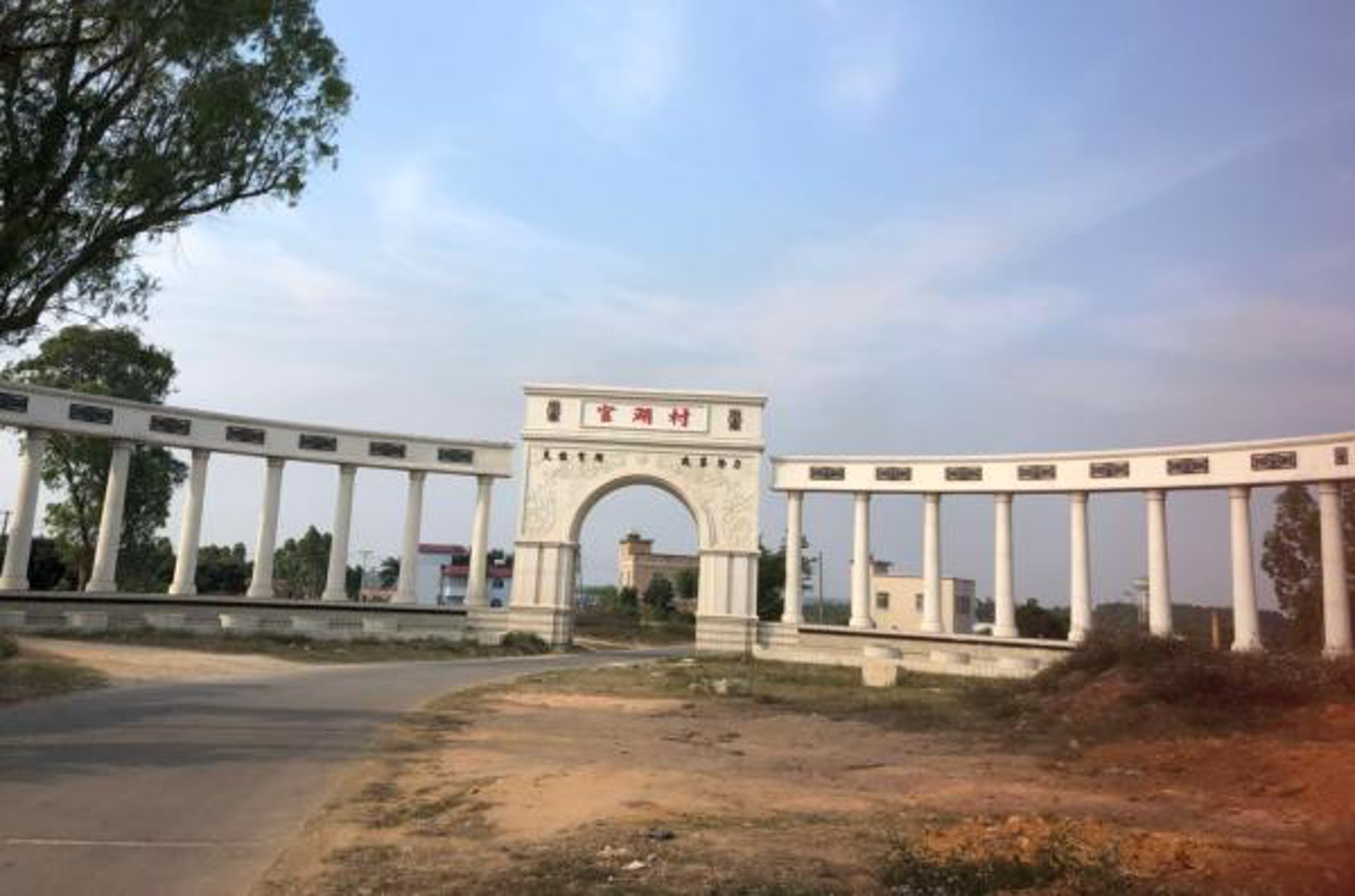富商建別墅分予家鄉村民惹佔地疑雲,政府協調後終送出第一期物業。(澎湃新聞) 富商建別墅分予家鄉村民惹佔地疑雲,政府協調後終送出第一期物業。(澎湃新聞)