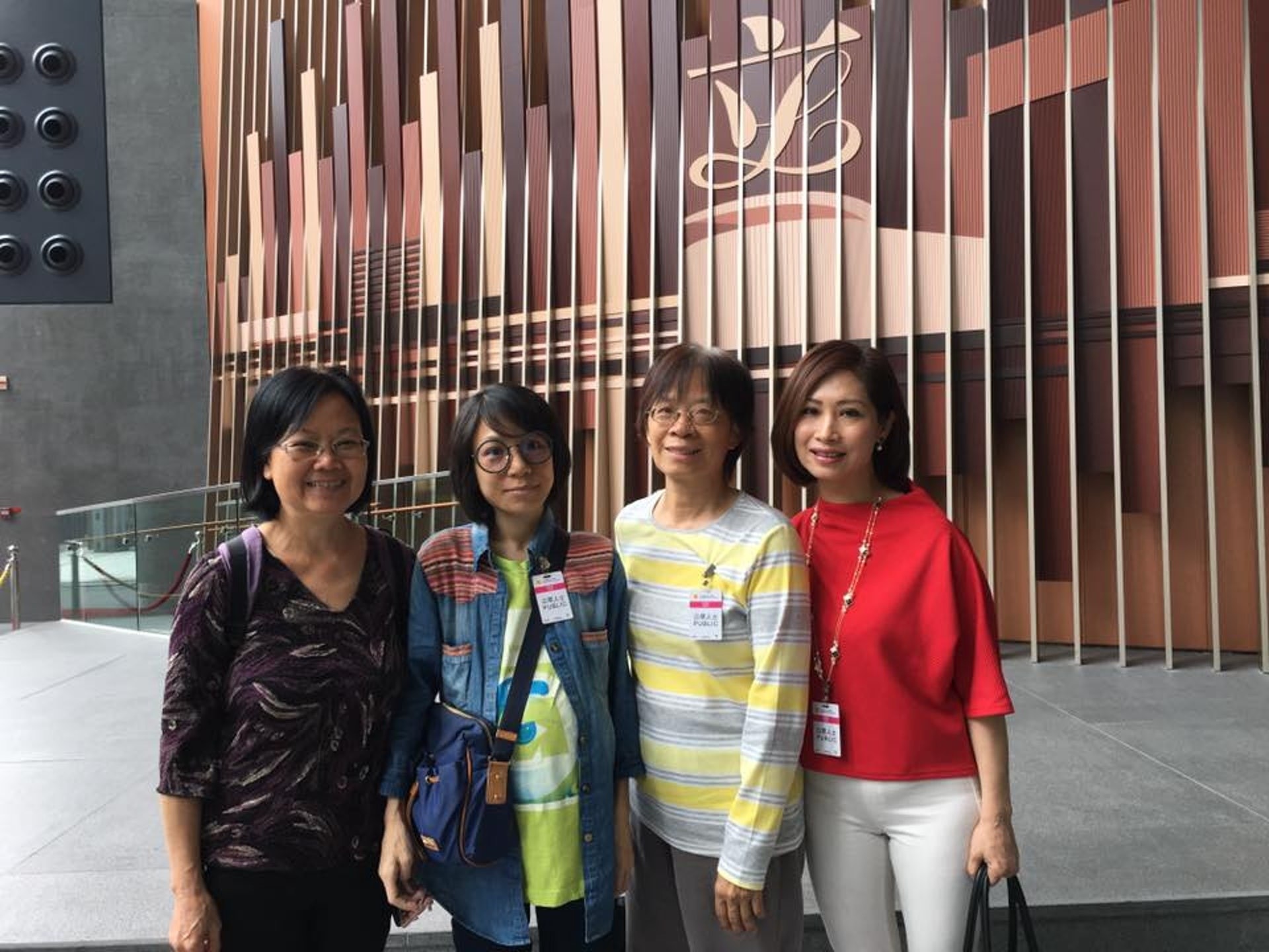 結節性硬化症患者池燕蘭（左二）去年與江太（左三）、阮佩玲（右一）出席立法會公聽會。（香港結節性硬化症協會facebook）