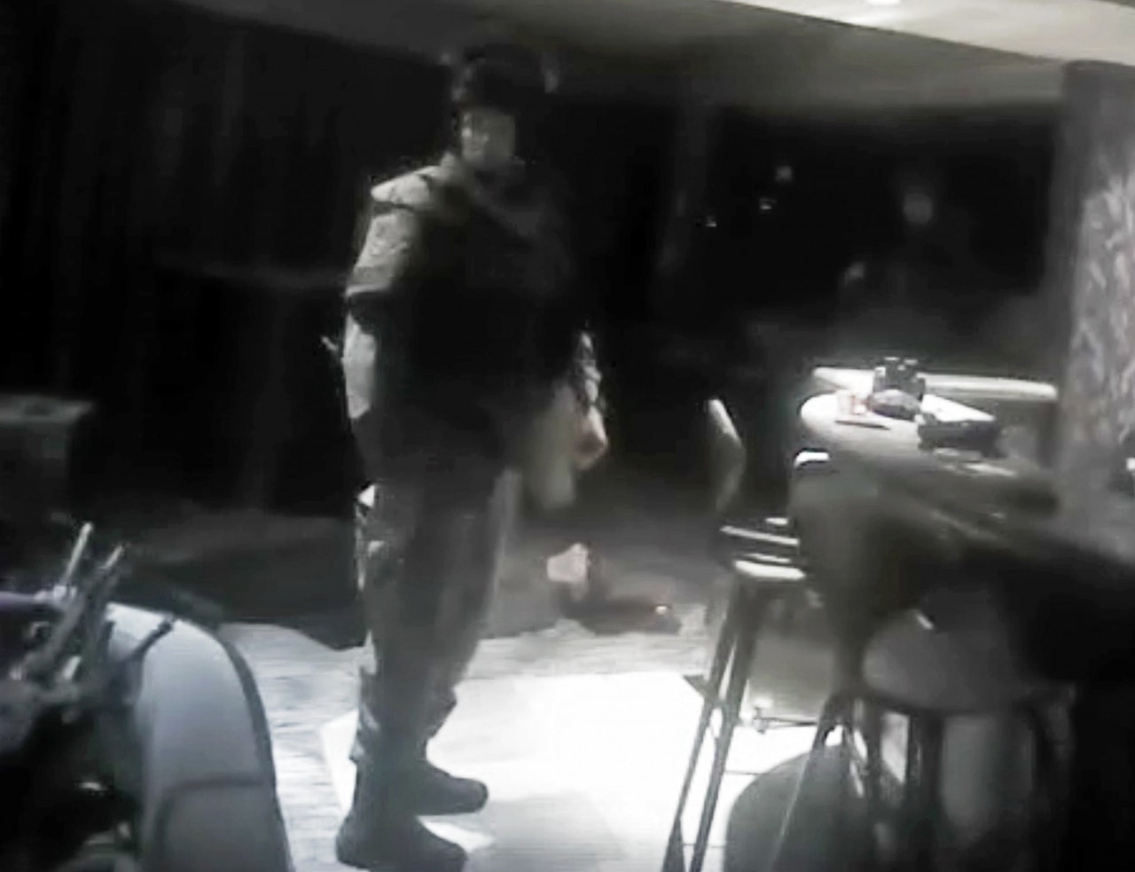 警員進入槍手房間後,發現槍手屍體(警員身後)。 警員進入槍手房間後,發現槍手屍體(警員身後)。