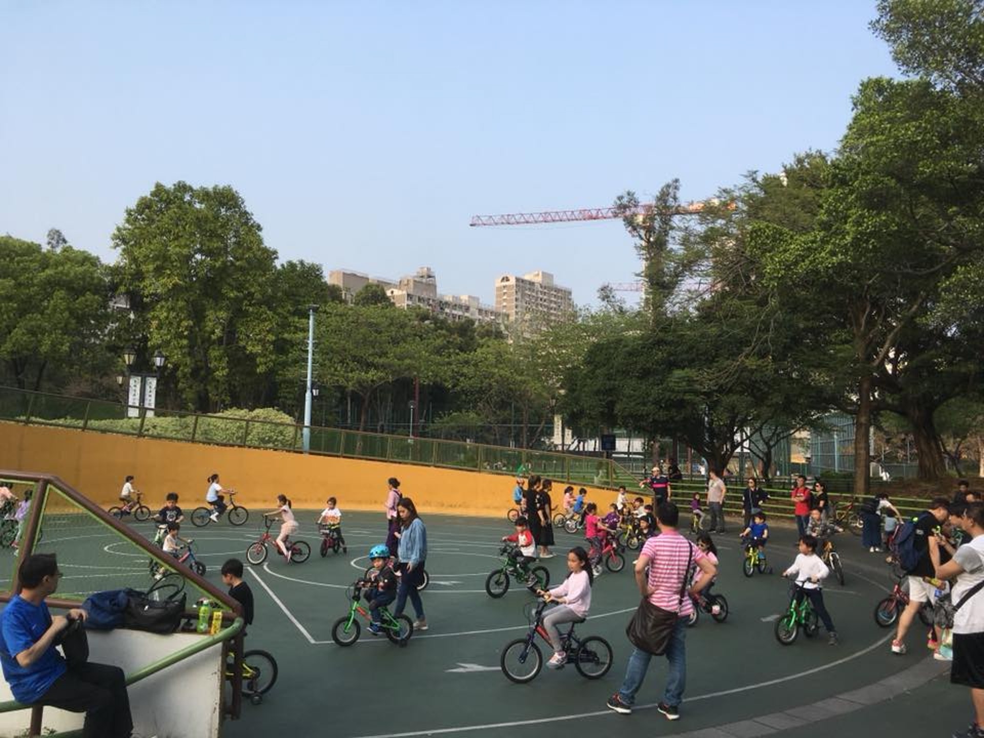 全職爸爸Nelson在專頁內表示,小朋友不可能在細小又逼的環境下學懂踏單車。(「單車免費教學」facebook圖片) 全職爸爸Nelson在專頁內表示,小朋友不可能在細小又逼的環境下學懂踏單車。(「單車免費教學」facebook圖片)