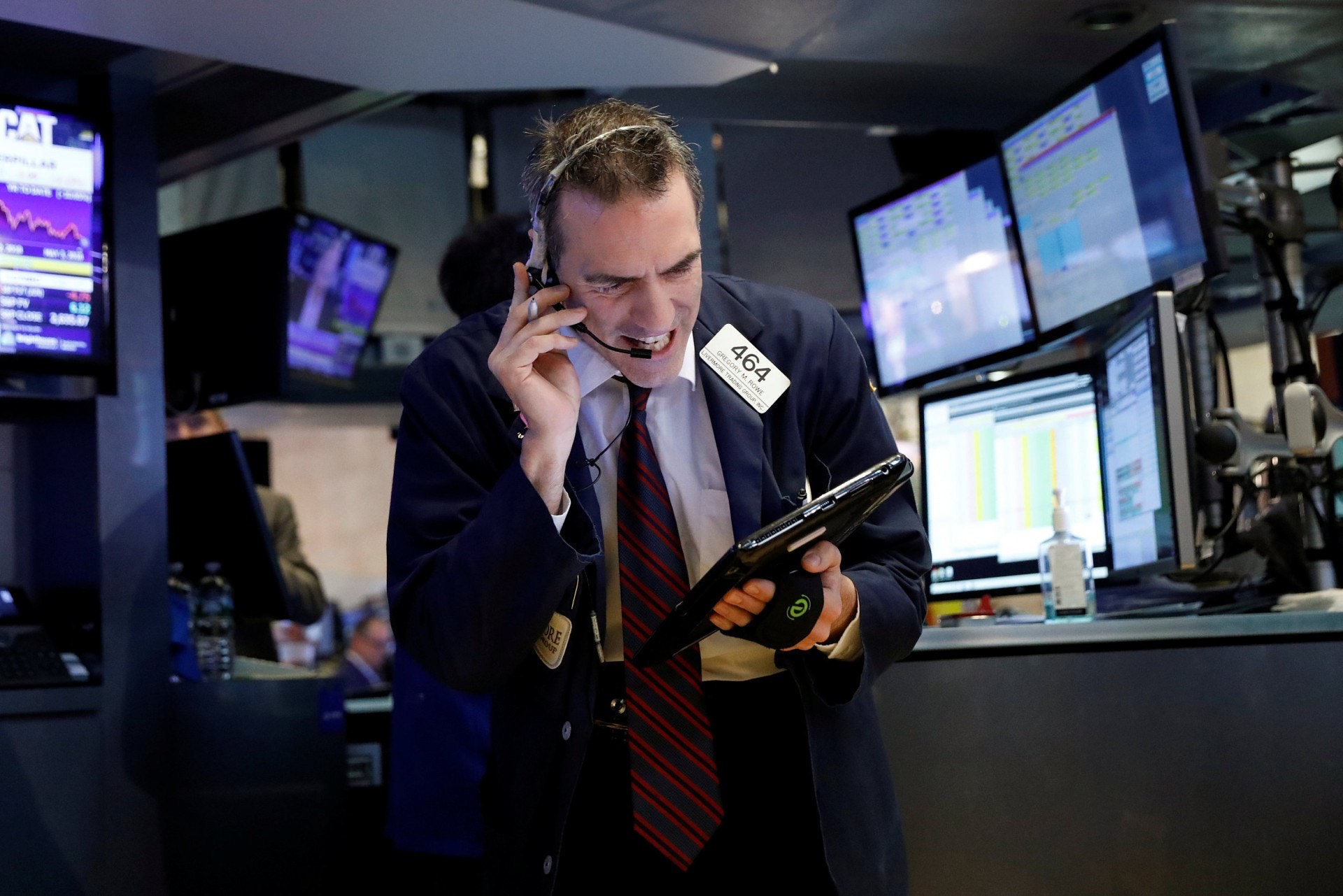 美股三大指數先跌後反彈道指一度跌近400點後收市微升