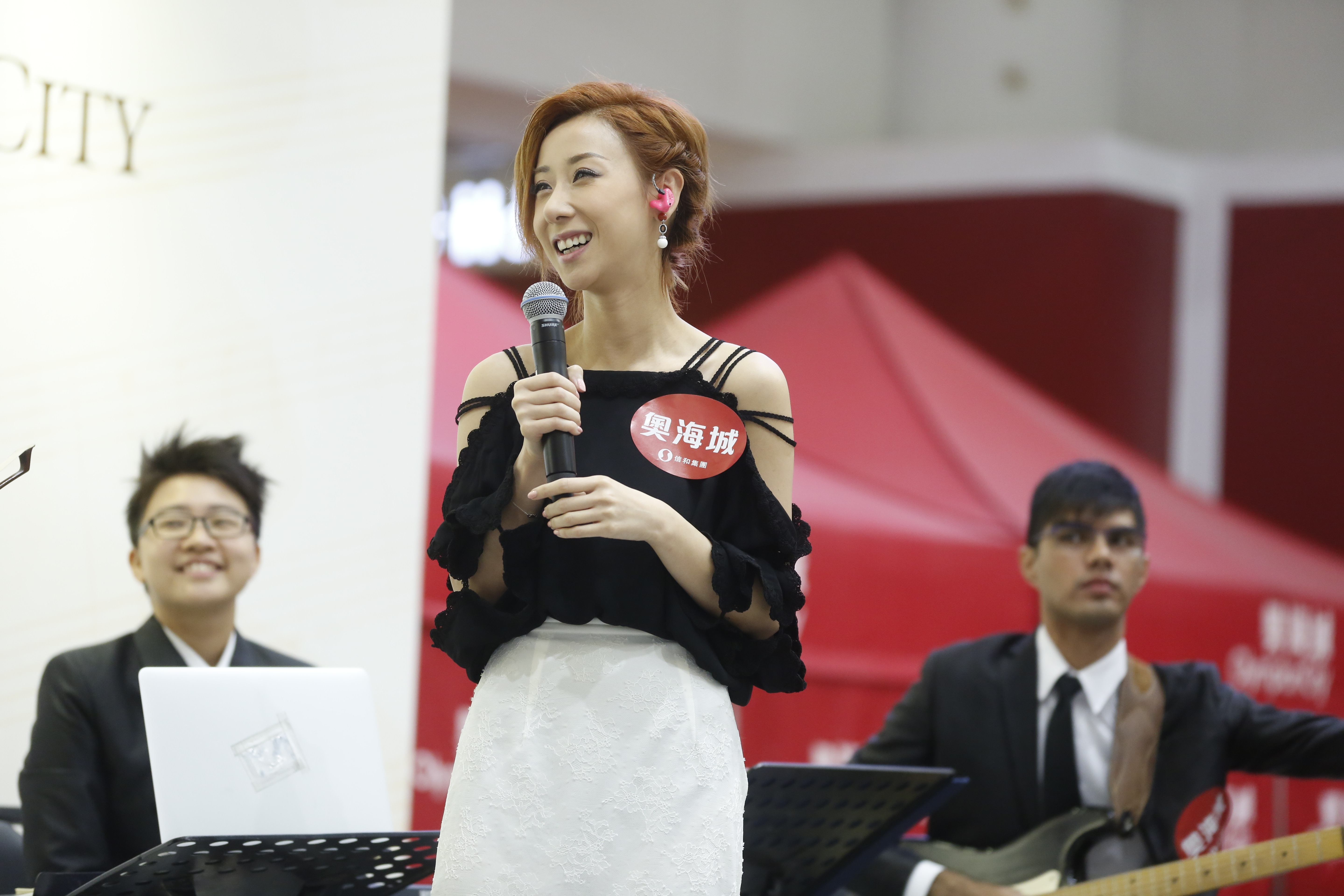 歌手泳兒出席音樂會，和新加坡樂團合演經典歌曲《月亮代表我的心》和《城裡的月光》。（符祥定攝）
