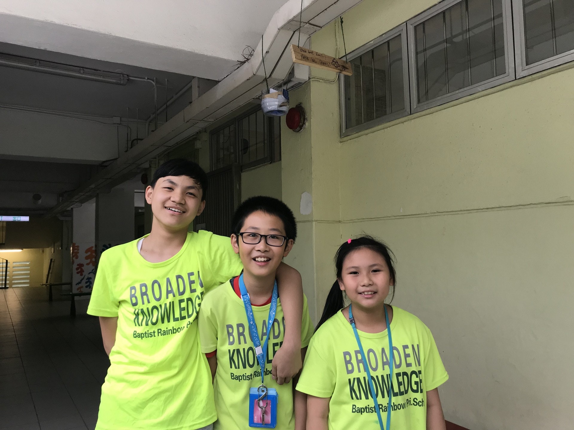 同學陳冠希、郭淦權及尹一心合力為鳥巢外加上環保物料,希望可以達至「人雀共融」。(鄧穎琳攝)