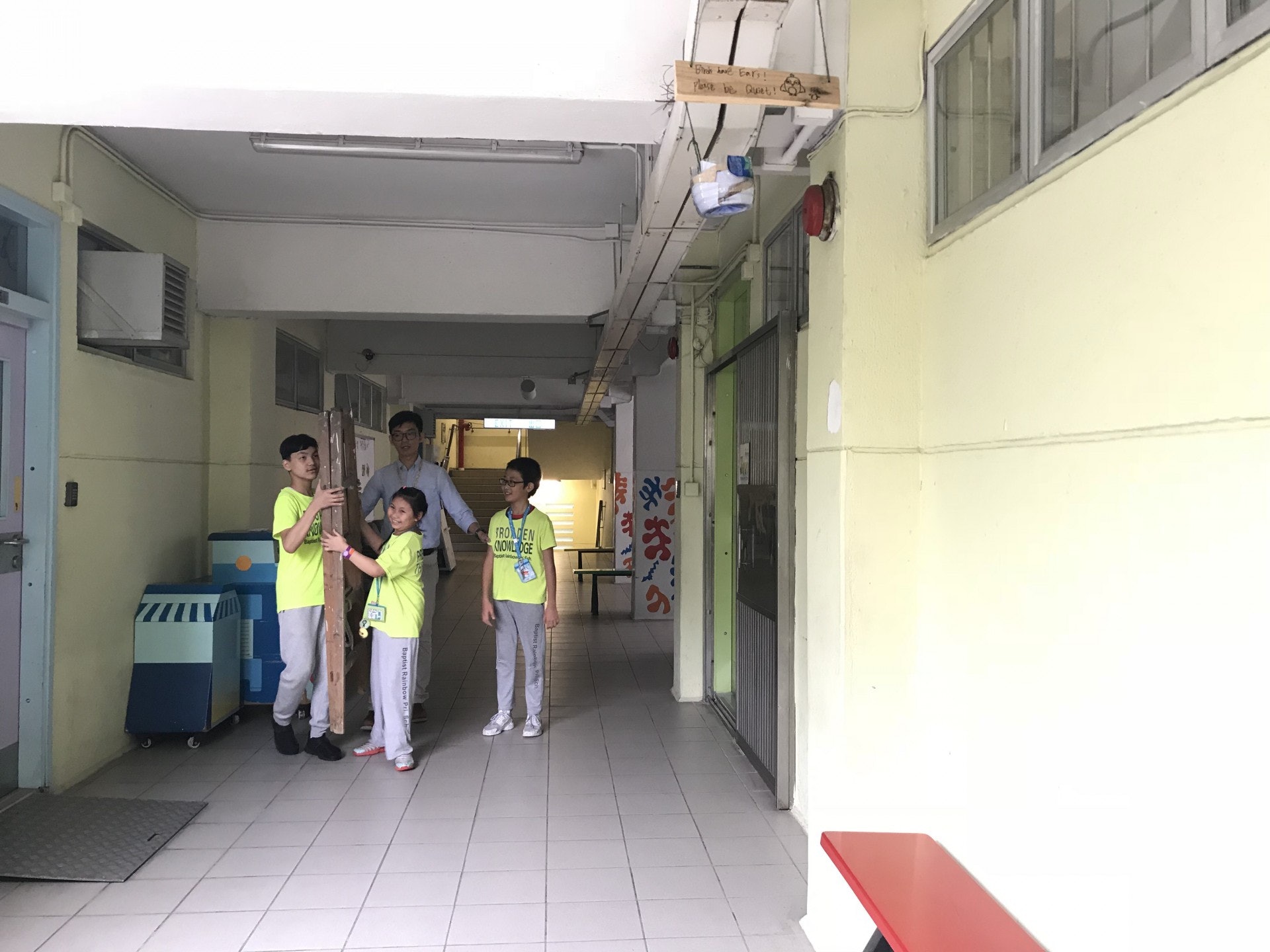 該鳥巢位於課室門外上方的橫樑。(鄧穎琳攝)