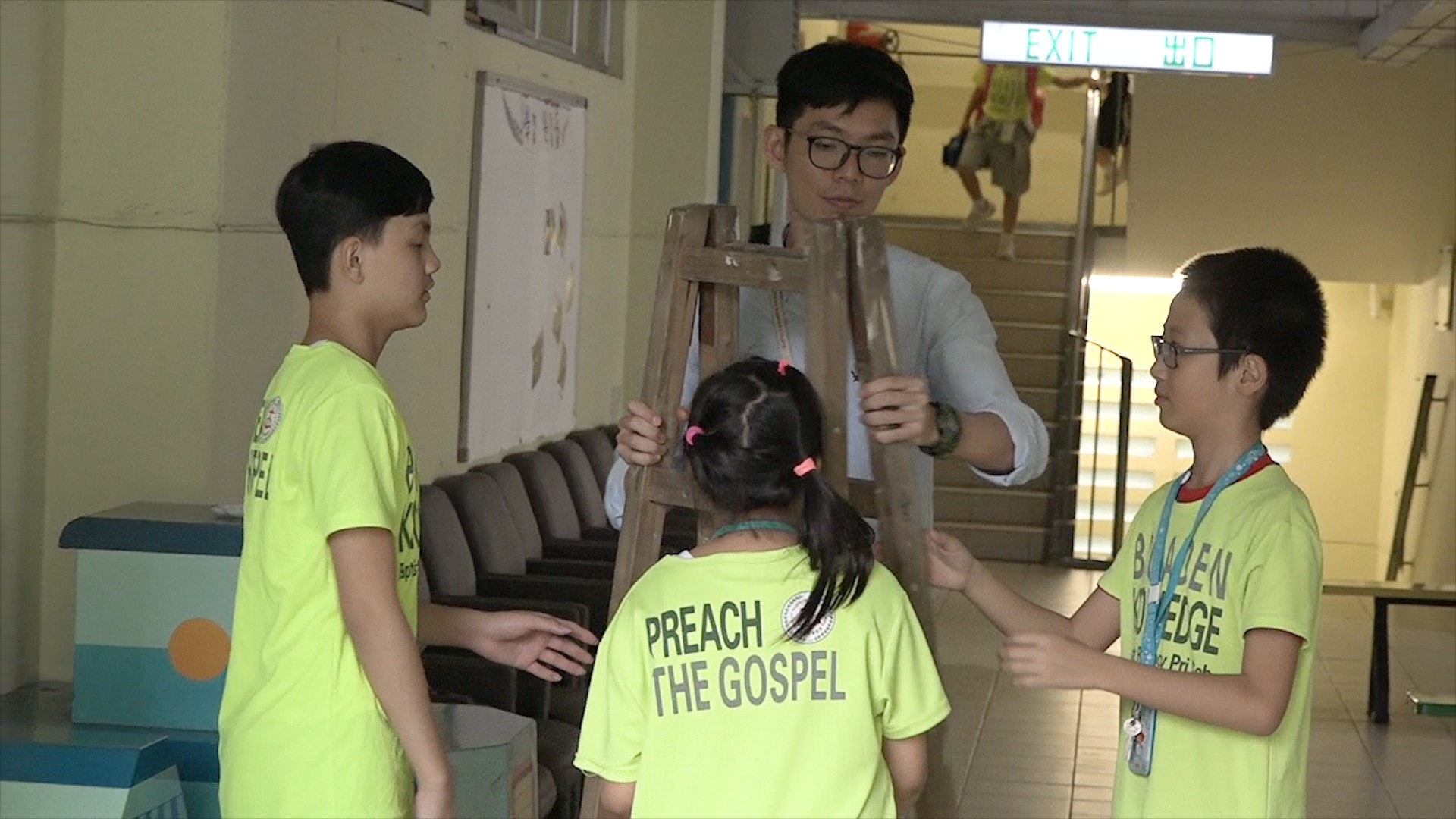 學校老師葉訊邦負責帶領同學策劃保護雀鳥計劃,期望他們可以藉此思考人雀共處的方案。(鄧穎韜攝)