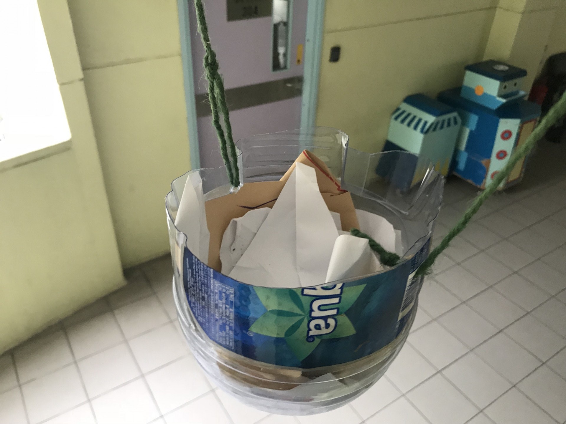 以環保膠樽及廢紙製成鳥巢保護托。(鄧穎琳攝)