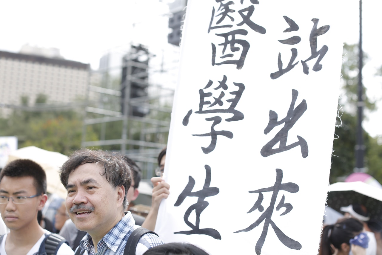 近月醫委會改革爭議不斷，致令不少醫學界代表走上街頭抗議。（江智騫攝）