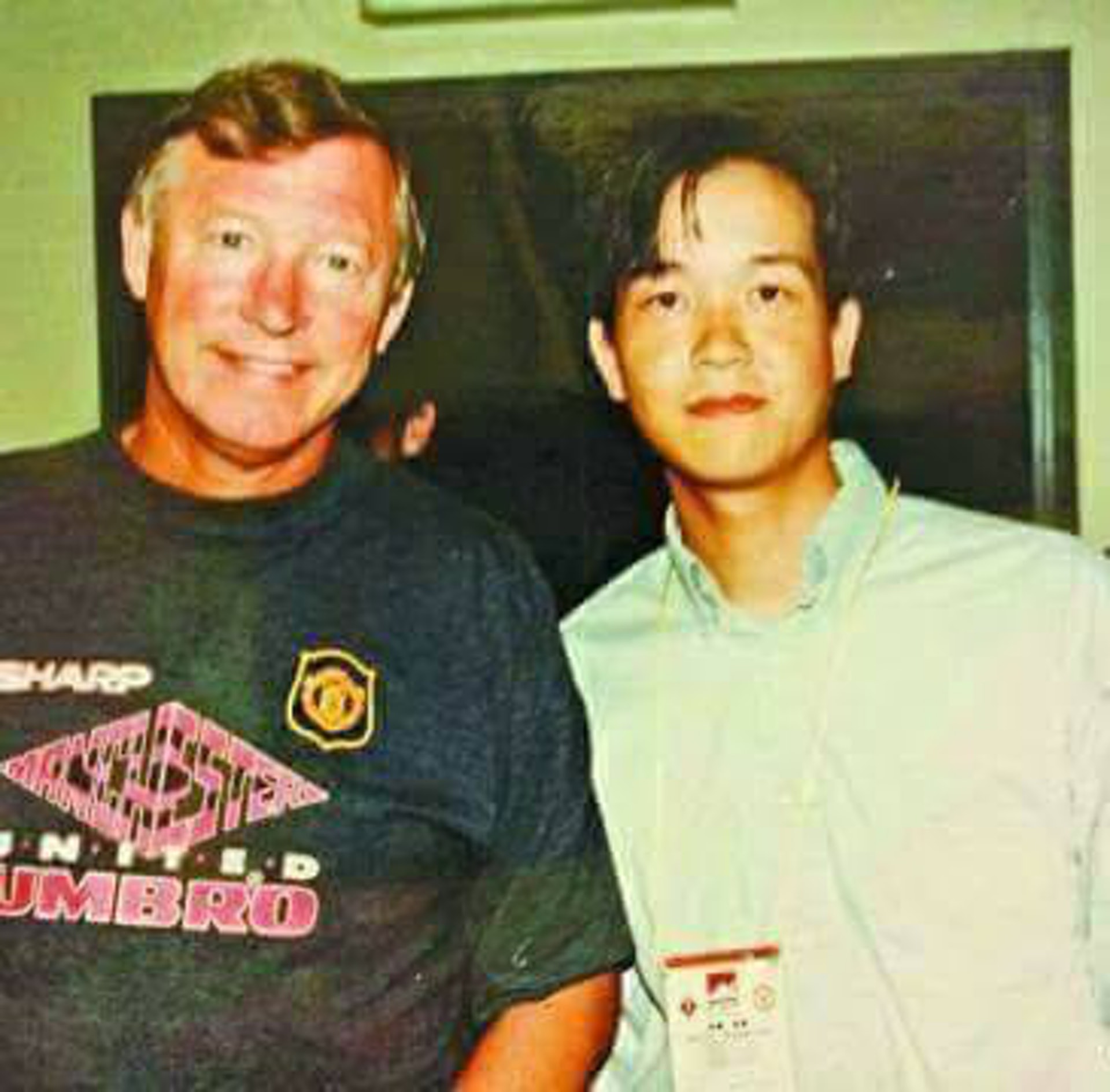 馮堅成分享一張曼聯90年代訪港時,他與費Sir的合照。(馮堅成提供) 馮堅成分享一張曼聯90年代訪港時,他與費Sir的合照。(馮堅成提供)