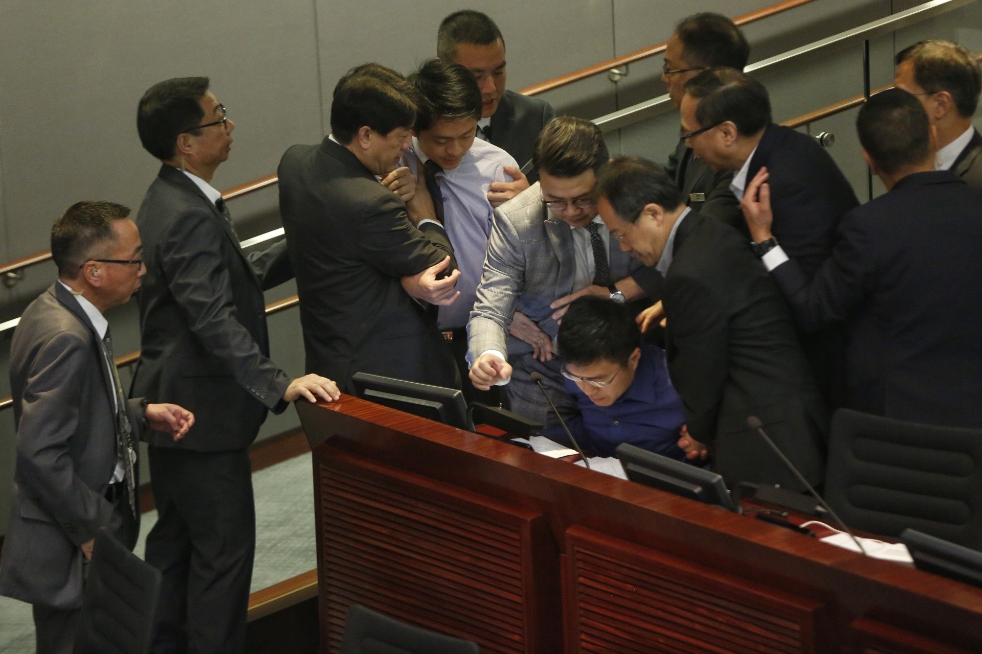 委員會主席葉劉淑儀下令將議會陣線區諾軒等驅趕出議事廳。(張浩維攝) 委員會主席葉劉淑儀下令將議會陣線區諾軒等驅趕出議事廳。(張浩維攝)