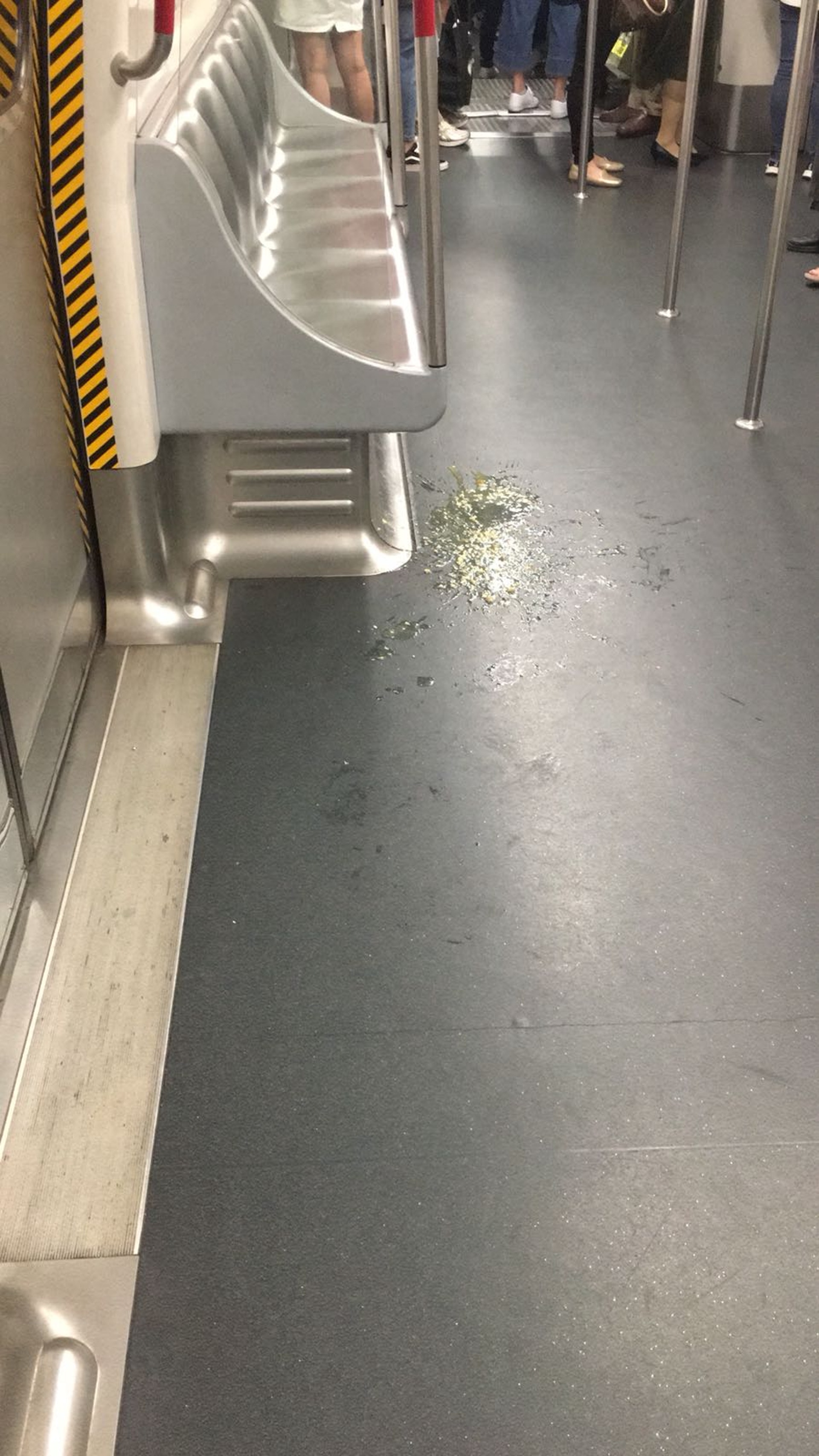 南亞嘔吐黨 兩賊疑曾踩線港鐵車廂扮嘔搶找換店女職員60萬 南亞嘔吐黨 兩賊疑曾踩線港鐵車廂扮嘔搶找換店女職員60萬