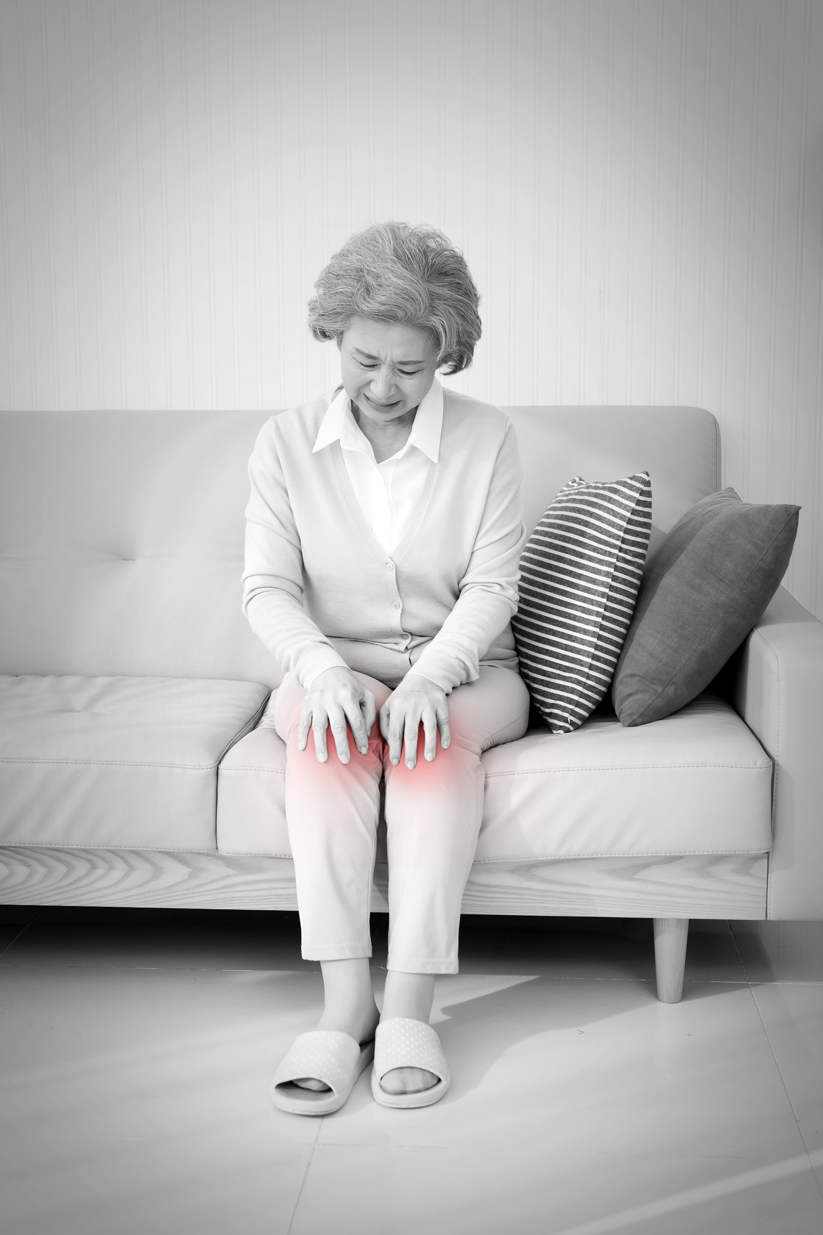 關節名醫呂紹睿指出，膝關節「退化」與年齡的關係並不是直接的，軟骨的破壞是從年輕就開始，發病年齡與膝關節不當使用的強度以及頻率有關，而非與年老有必然關係。（視覺中國）