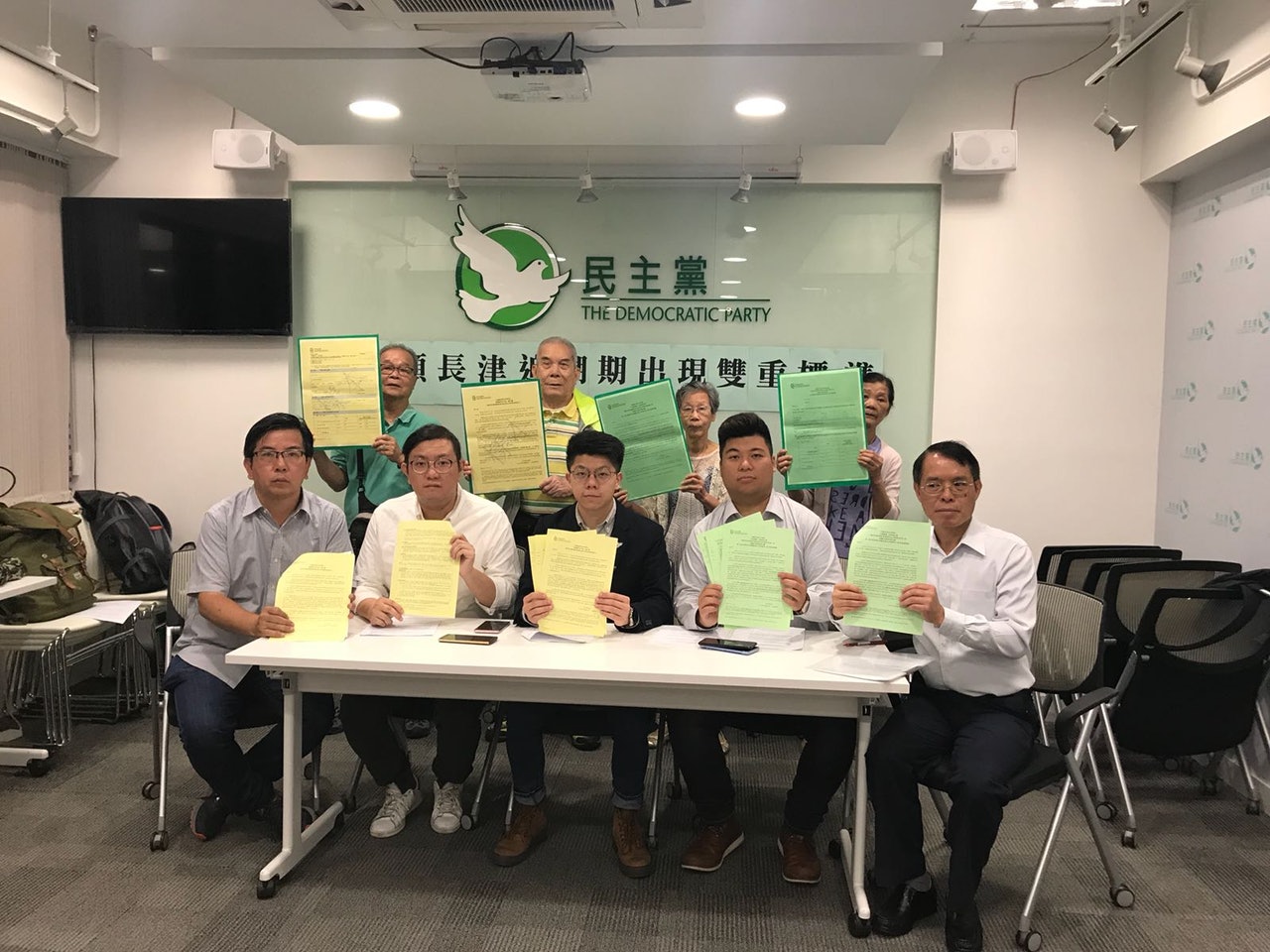 民主黨區議員及社區主任今日舉行記者會,批評高津計劃存在雙重標準和不公平現象。(受訪者提供) 民主黨區議員及社區主任今日舉行記者會,批評高津計劃存在雙重標準和不公平現象。(受訪者提供)