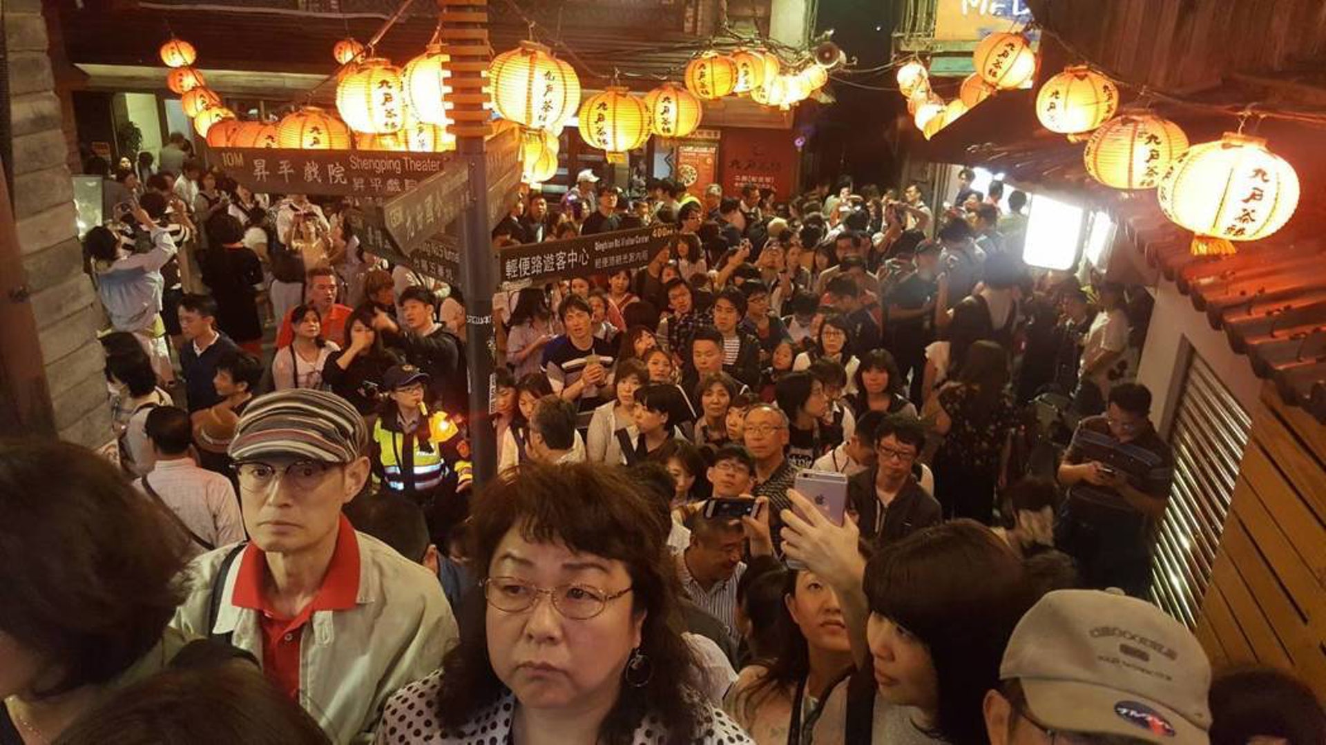 黃金周期間大批日本遊客迫爆九份。(瑞芳警分局提供) 黃金周期間大批日本遊客迫爆九份。(瑞芳警分局提供)