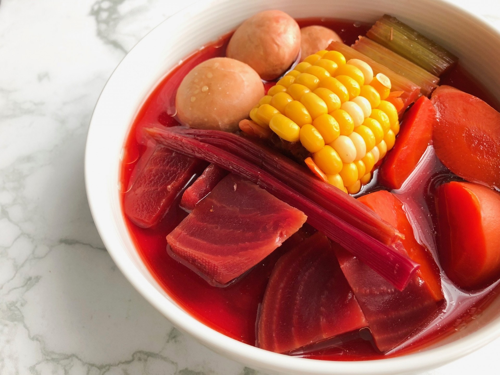 【健康湯水食譜】紅菜頭西芹蘑菇湯　刮腸強補血拒做「黃臉婆」!