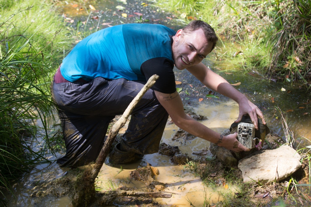 Chris Owen以大石在泥沼中,架高相機。動物常在水源附近覓食。(林若勤攝) Chris Owen以大石在泥沼中,架高相機。動物常在水源附近覓食。(林若勤攝)