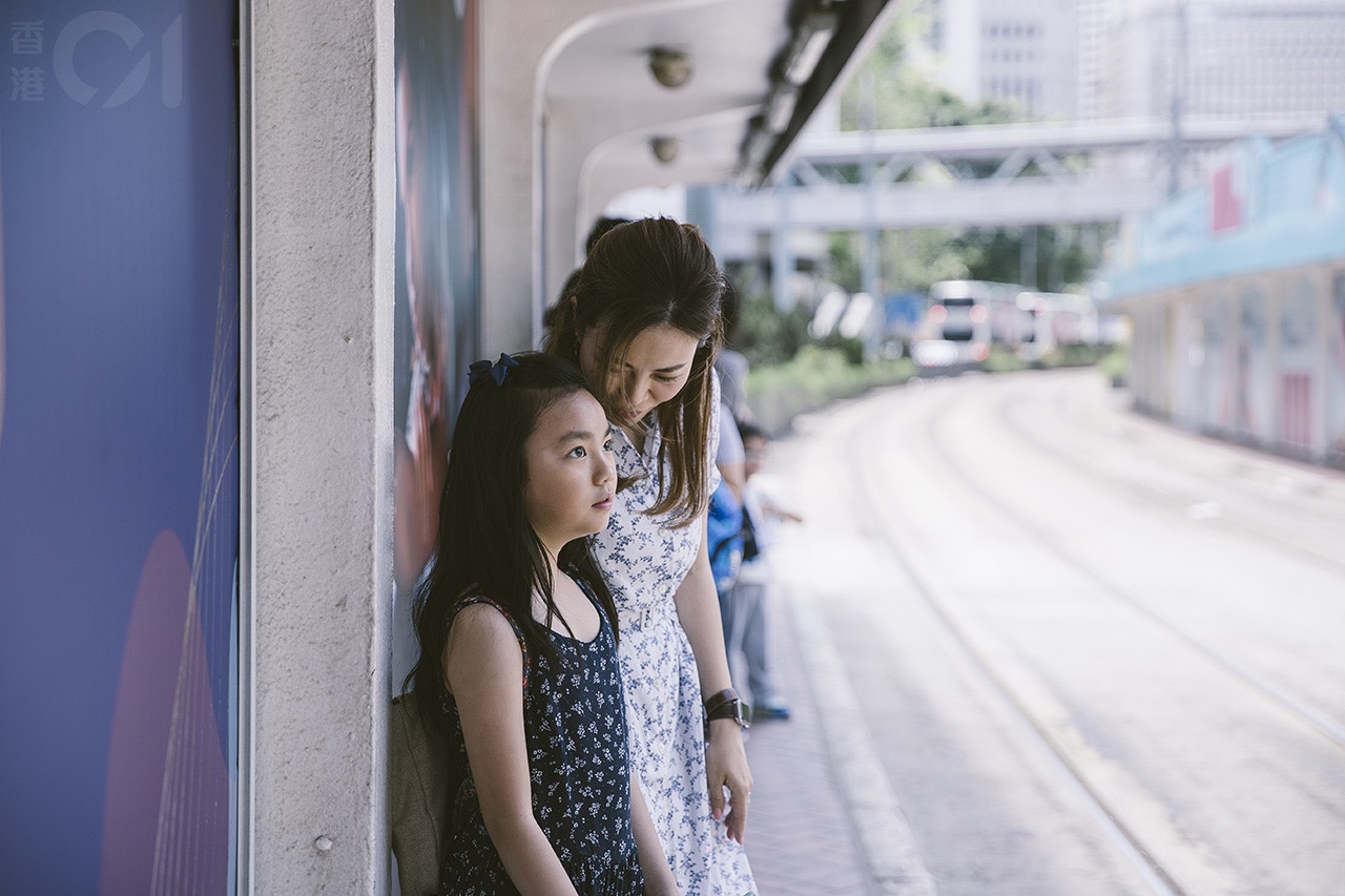 Alison在澳洲跟丈夫離婚後，帶著女兒Nana回港生活，一人擔起照顧家庭的責任。Alison時刻都在留意Nana的動靜，而Nana卻哼著不同韻律的歌曲，不時望望天空，彷彿腦袋旁邊有著大大小小的想像「雲朵」，活在自己的世界裏。（鄭子峰攝）
