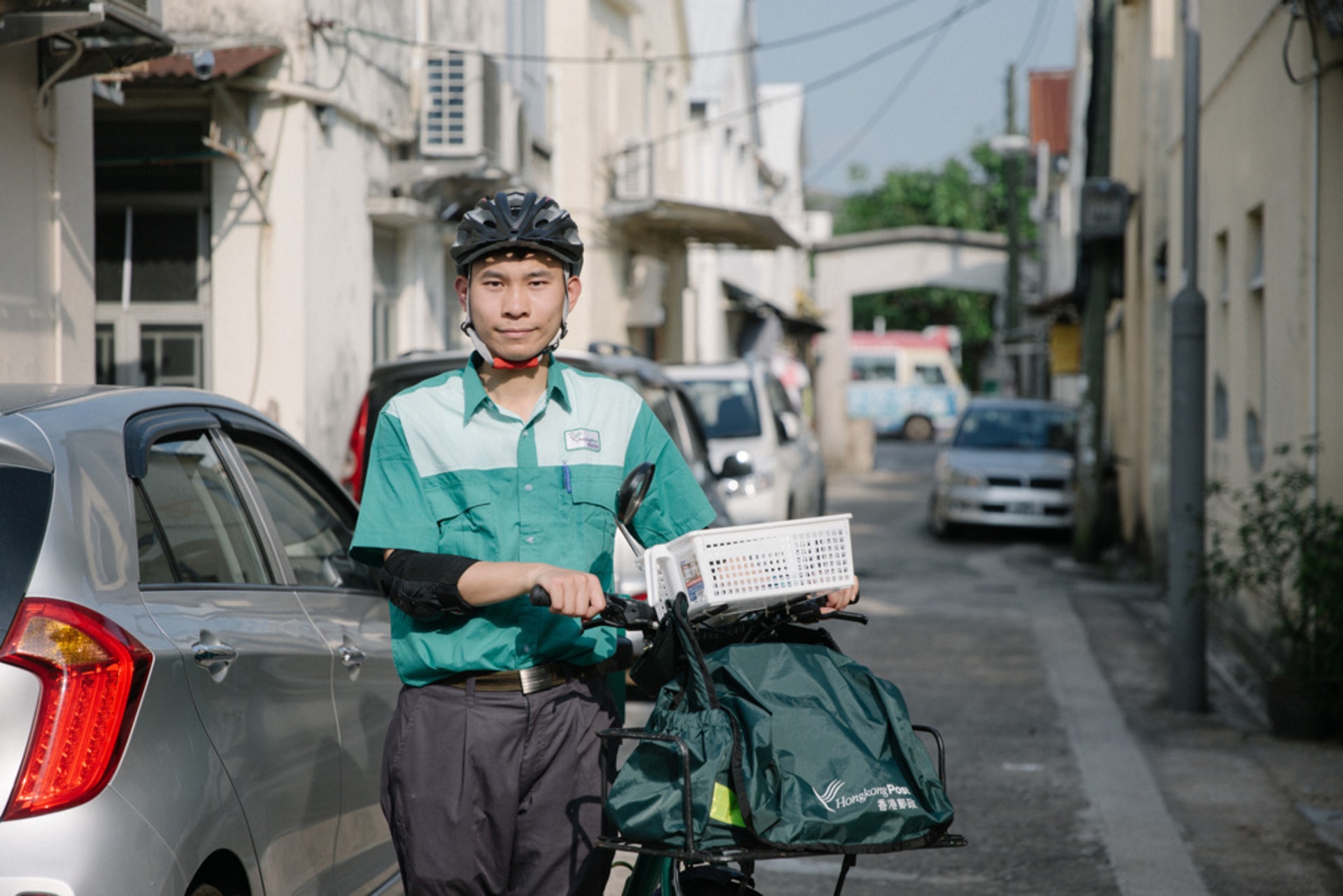 入行1年半的元朗派遞局郵差邱晉朗,每日會踩單車來穿梭於各巷各戶,試過被大狗追住車跑出馬路.(梁鵬威攝) 入行1年半的元朗派遞局郵差邱晉朗,每日會踩單車來穿梭於各巷各戶,試過被大狗追住車跑出馬路.(梁鵬威攝)