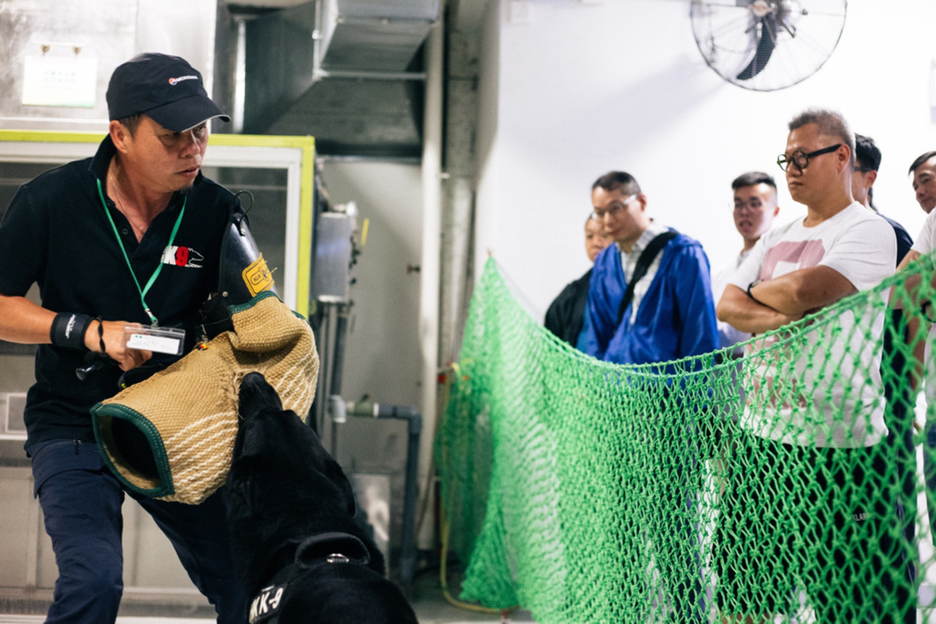 有逾廿年犬隻訓練經驗的職安局客席導師沈偉志(Lewis Sum)表示,狗隻很少會主動攻擊人.(梁鵬威攝) 有逾廿年犬隻訓練經驗的職安局客席導師沈偉志(Lewis Sum)表示,狗隻很少會主動攻擊人.(梁鵬威攝)