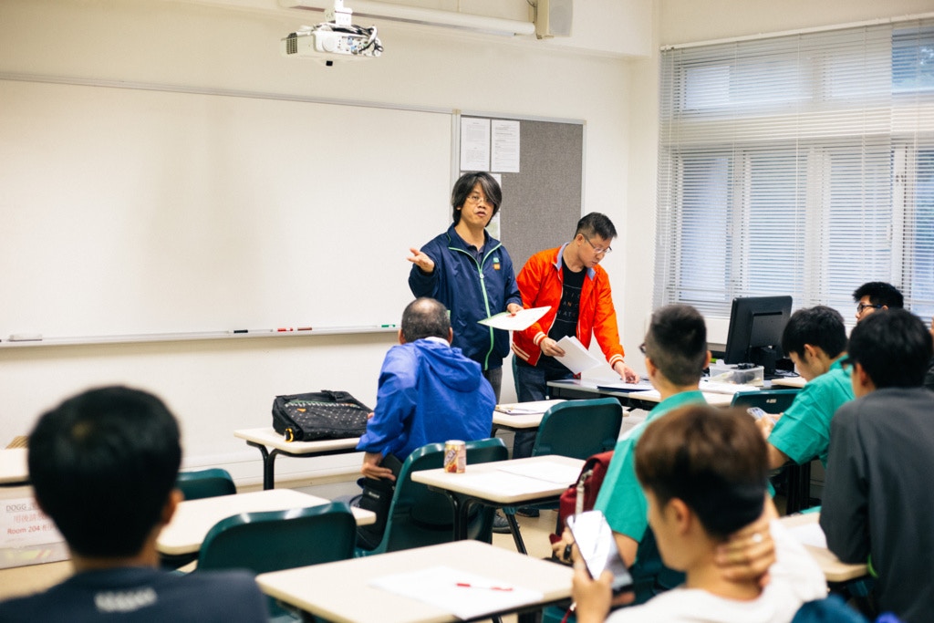 職安局高級顧問許家友表示,政府部門或其它機構人士,若需要上門做家訪或送件等,可婉轉表達綁好狗隻的必要性,切忌向狗主直言:「我好驚你隻狗。」(梁鵬威攝) 職安局高級顧問許家友表示,政府部門或其它機構人士,若需要上門做家訪或送件等,可婉轉表達綁好狗隻的必要性,切忌向狗主直言:「我好驚你隻狗。」(梁鵬威攝)