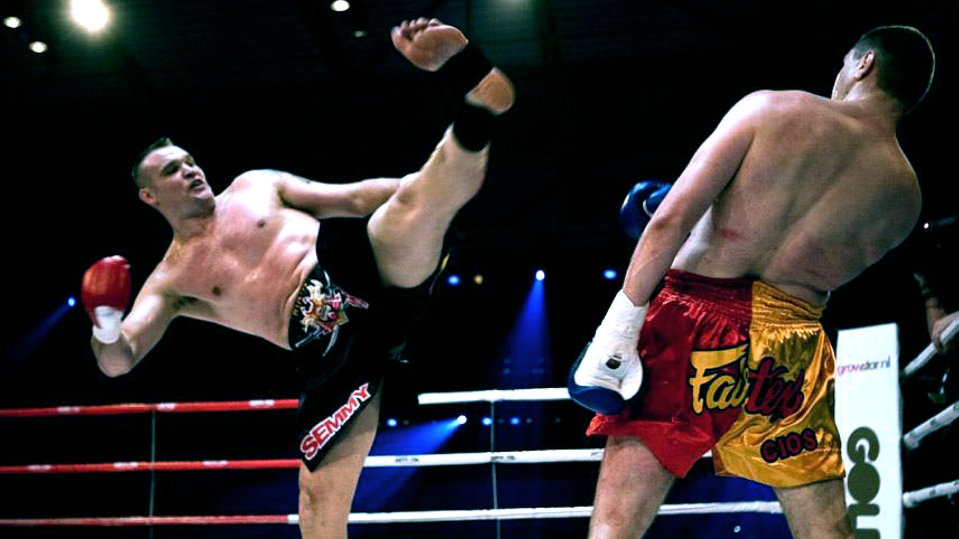 荷蘭名將Semmy Schilt,畢生基本上只有兩種打法,卻又偏偏可以憑此打出佳績。有關他的技術特點,詳見《荷蘭巨神兵:Semmy Schilt 的「三板斧」》一文。圖片擷取自Glory Facebook 荷蘭名將Semmy Schilt,畢生基本上只有兩種打法,卻又偏偏可以憑此打出佳績。有關他的技術特點,詳見《荷蘭巨神兵:Semmy Schilt 的「三板斧」》一文。圖片擷取自Glory Facebook