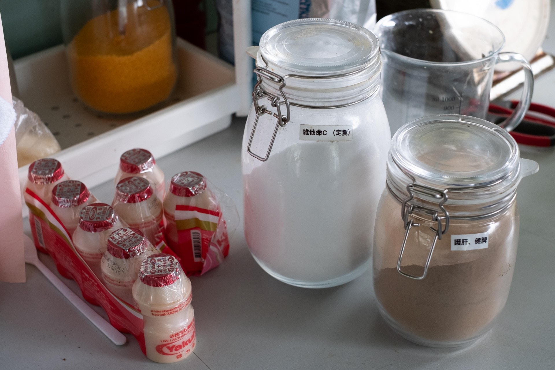 Alex養的魚分分鐘比人更滋陰,每月有幾天會飲益力多,還有維他命C和健脾護肝的中藥調理身體。