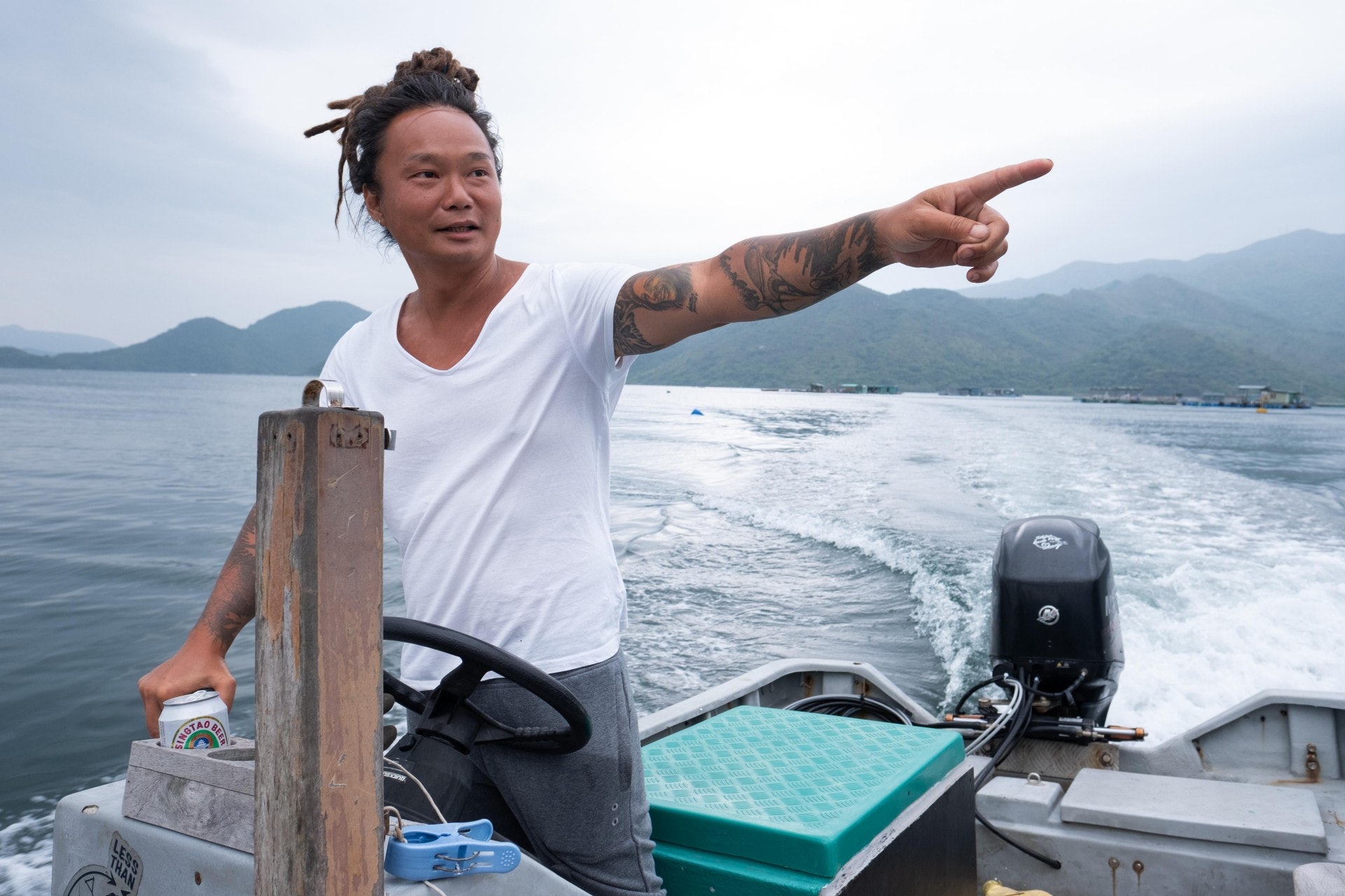 這個漁業界Bob Marley，六年前因滑水買下榕樹澳的魚排，誤打誤撞做了「水佬」。