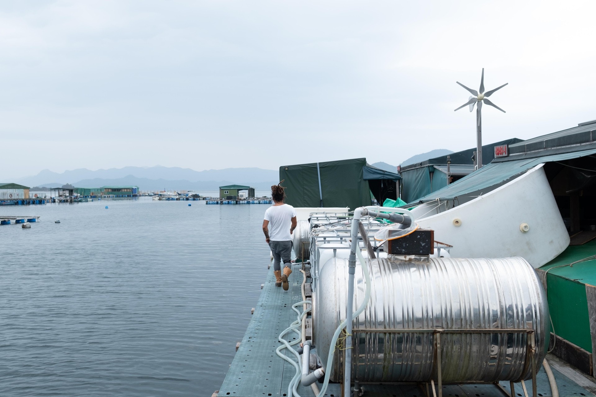 「政府堅衰,口說支持,但甚麼支援都沒有。昨天我們入魚苗,有好多發泡膠箱剩,政府的垃圾船來了,不肯收,還叫我掉落海。」
