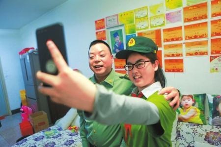 13歲的宋馨懿終於見到了王肅滿。（網絡圖片）