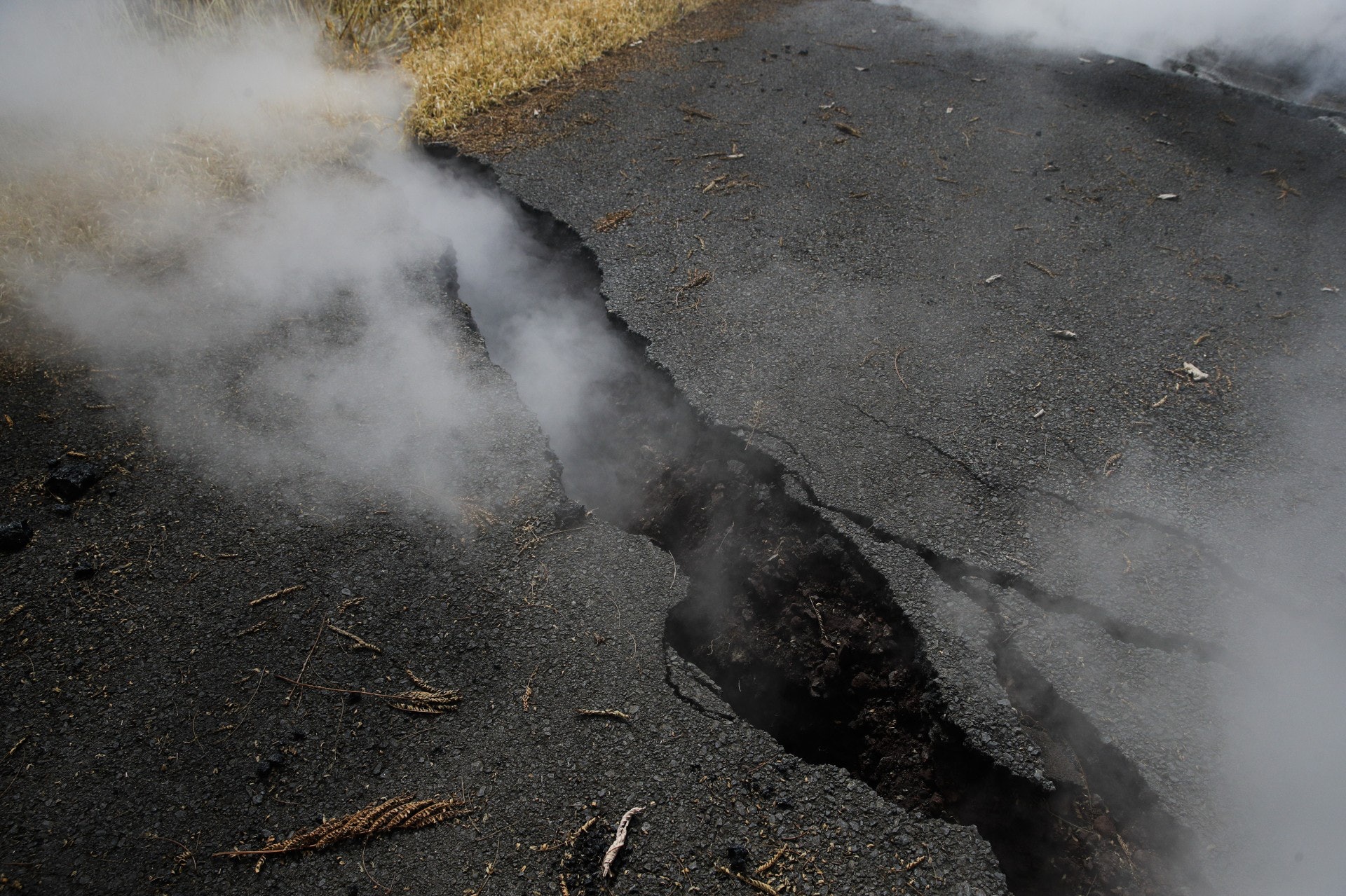 基拉韋厄火山持續噴發一星期,至今已造成最少15道裂縫。(美聯社) 基拉韋厄火山持續噴發一星期,至今已造成最少15道裂縫。(美聯社)