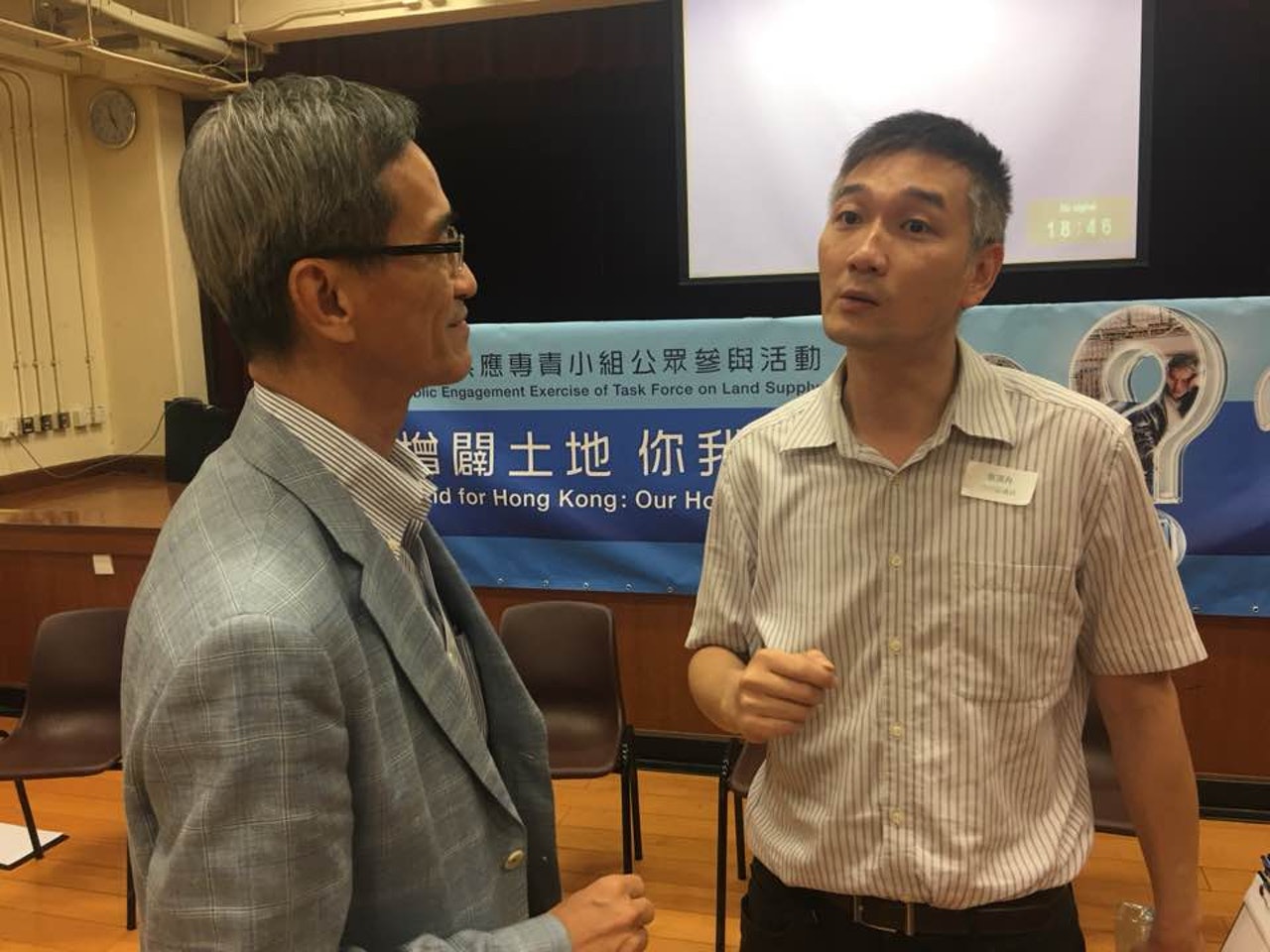 沙田區議員容溟舟(右)要求黃遠輝真正落區諮詢。(鄧曦雯攝) 沙田區議員容溟舟(右)要求黃遠輝真正落區諮詢。(鄧曦雯攝)