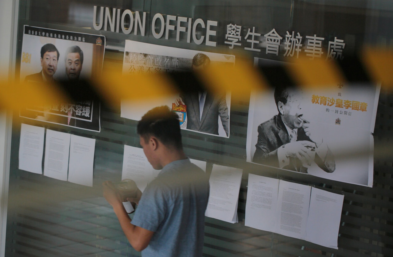 政府委任李國章任校委會主席後,各界反應不一,其中學生會對此表不滿。(李澤彤攝) 政府委任李國章任校委會主席後,各界反應不一,其中學生會對此表不滿。(李澤彤攝)