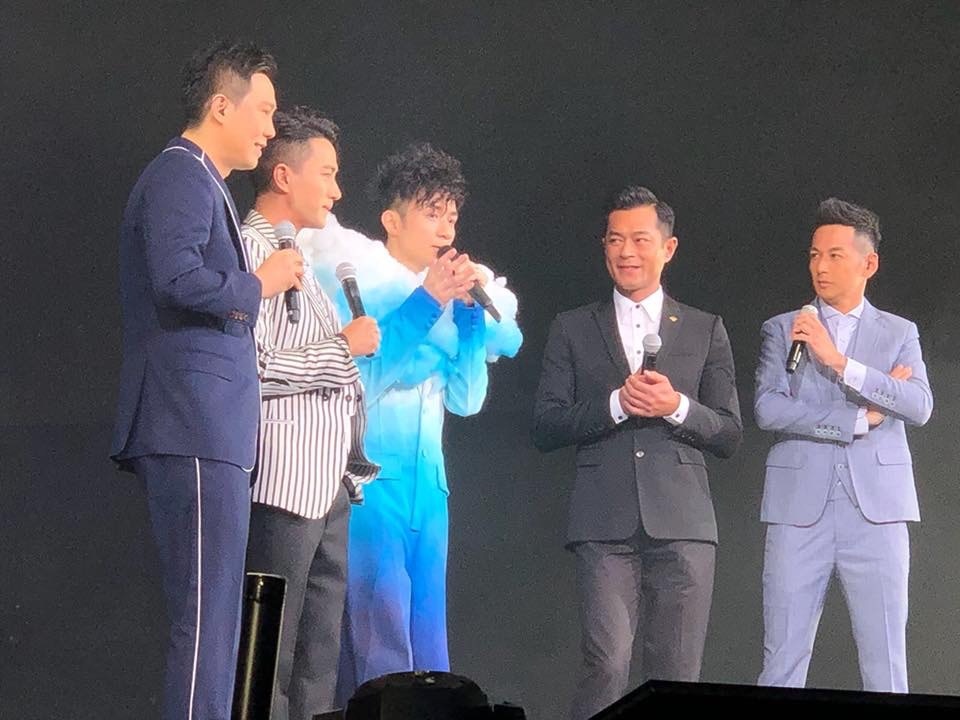 古天樂近年成為演唱會的熱門嘉賓人選，圖中就以五虎身份，現身古巨基個唱，一齊唱《友共情》。（網上圖片）