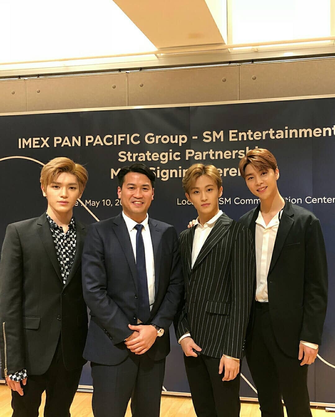 本月10日李秀滿同NCT泰容、Mark和Johnny出席和越南IPPG的簽約儀式。（網上圖片）