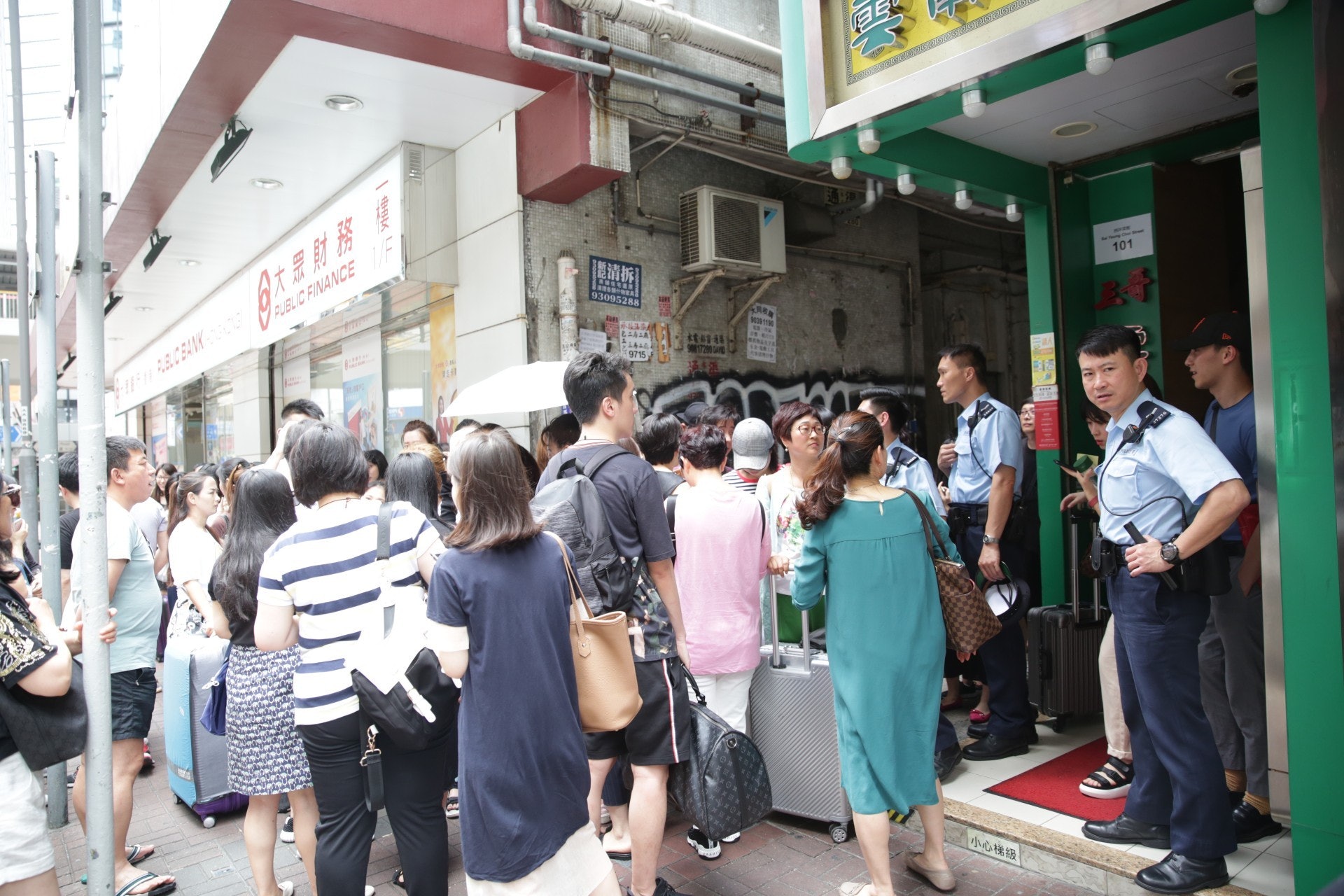 大批未能如時打針的內地女子在場鼓譟,需警員調停。(黃偉民攝) 大批未能如時打針的內地女子在場鼓譟,需警員調停。(黃偉民攝)