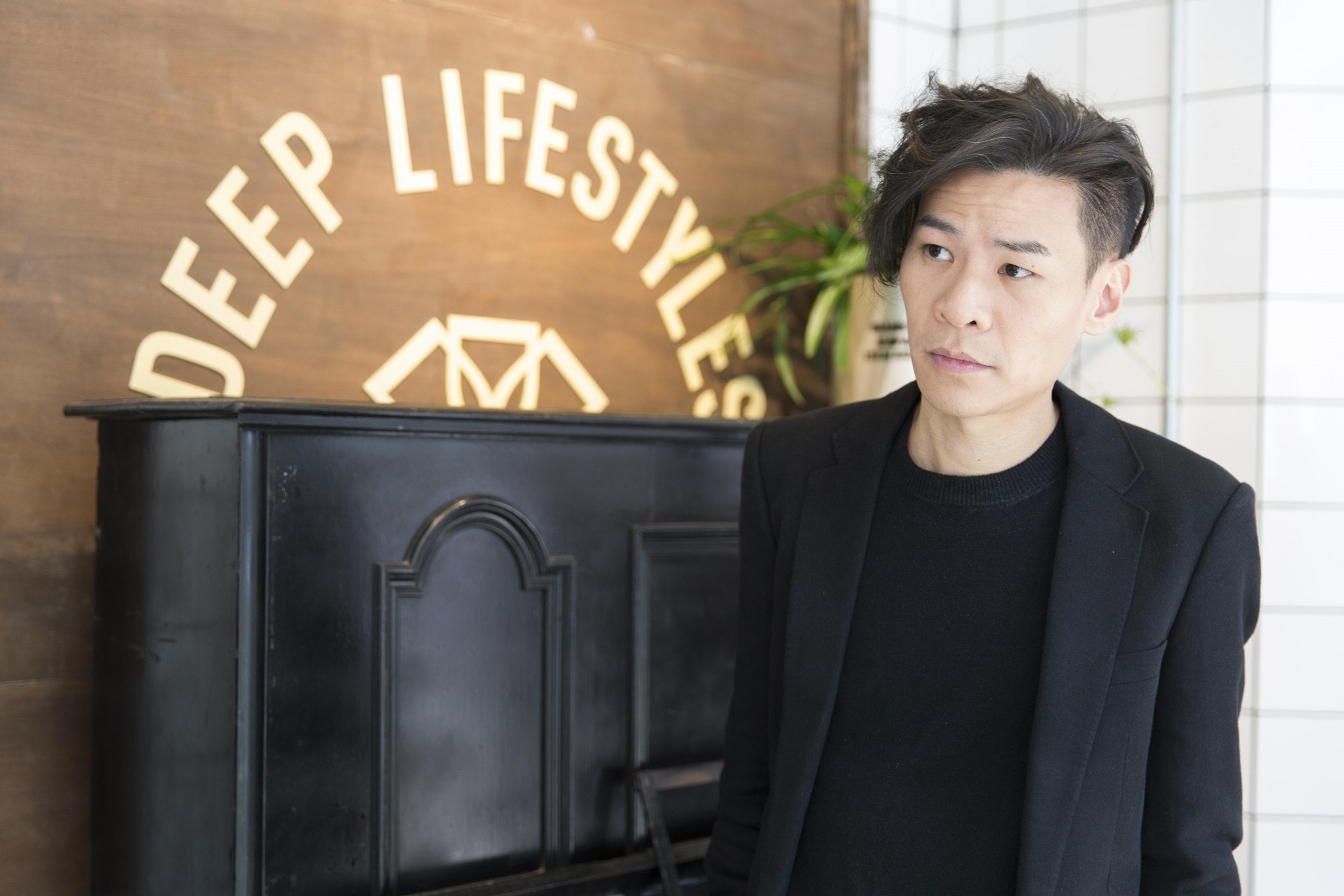 離開香港多年,再次帶新人李聰回港宣傳,鄧智偉坦言絕對不會讓他到TVB唱歌。 (江智騫攝) 離開香港多年,再次帶新人李聰回港宣傳,鄧智偉坦言絕對不會讓他到TVB唱歌。 (江智騫攝)