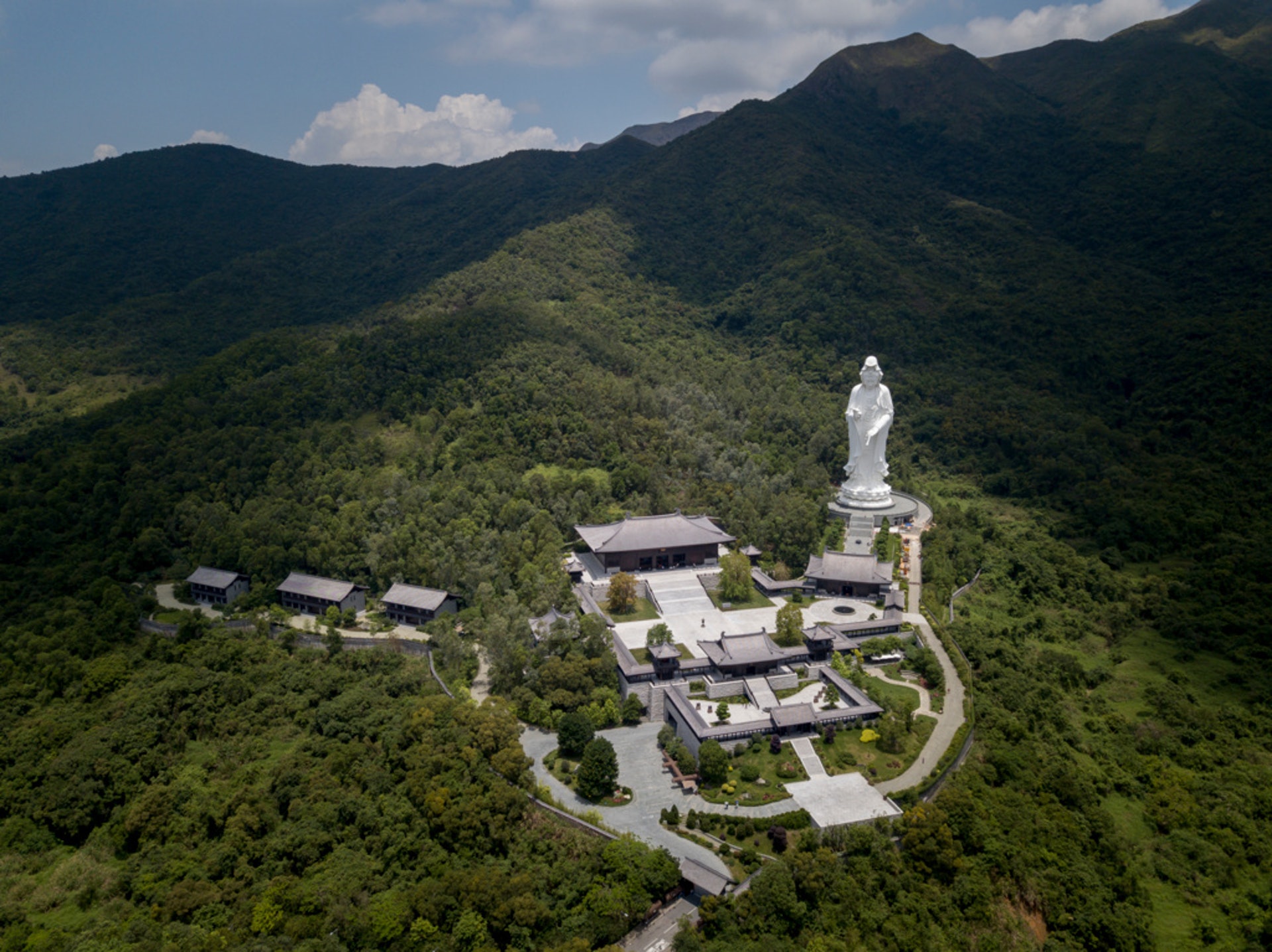 大埔慈山寺,佔地4.7公頃,由李嘉誠基金會出資逾17億元建設,巨型觀音像是其標誌。(李澤彤攝) 大埔慈山寺,佔地4.7公頃,由李嘉誠基金會出資逾17億元建設,巨型觀音像是其標誌。(李澤彤攝)