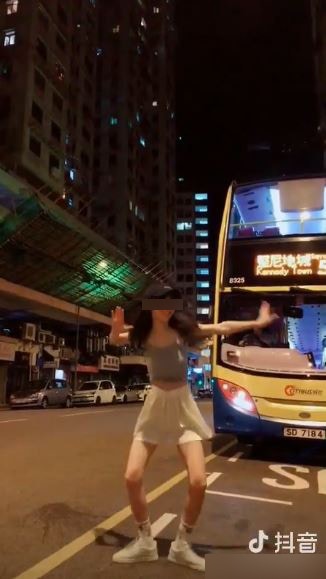 片中女生走出馬路，站在巴士前隨歌跳舞，被大批網民狠批阻住司機開車。（抖音截圖）