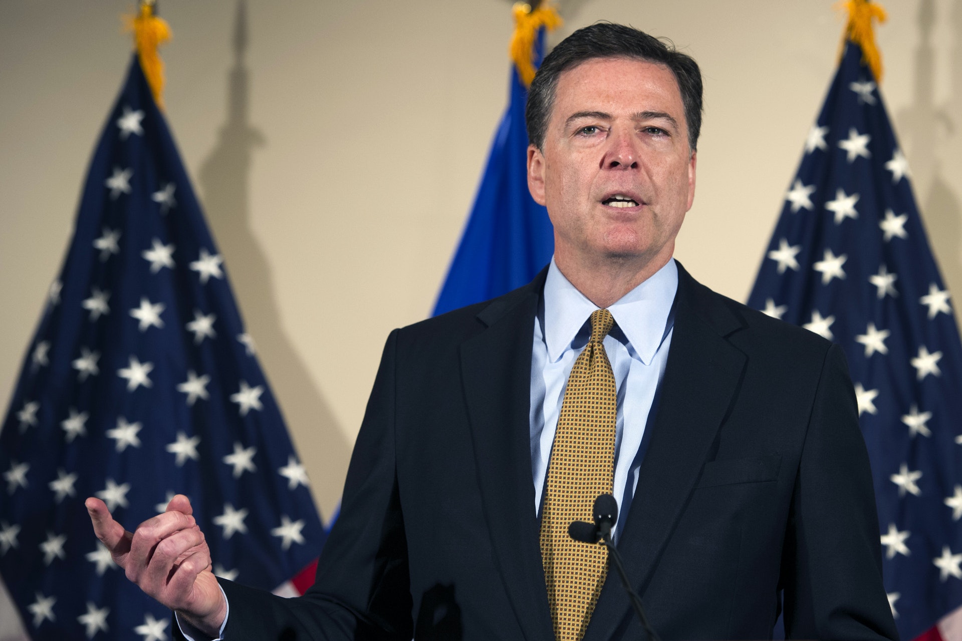 FBI局長科米強烈抨擊希拉里處理電郵的方式,但無法找到證據她有意圖違法,因此不建議起訴她。(美聯社) FBI局長科米強烈抨擊希拉里處理電郵的方式,但無法找到證據她有意圖違法,因此不建議起訴她。(美聯社)