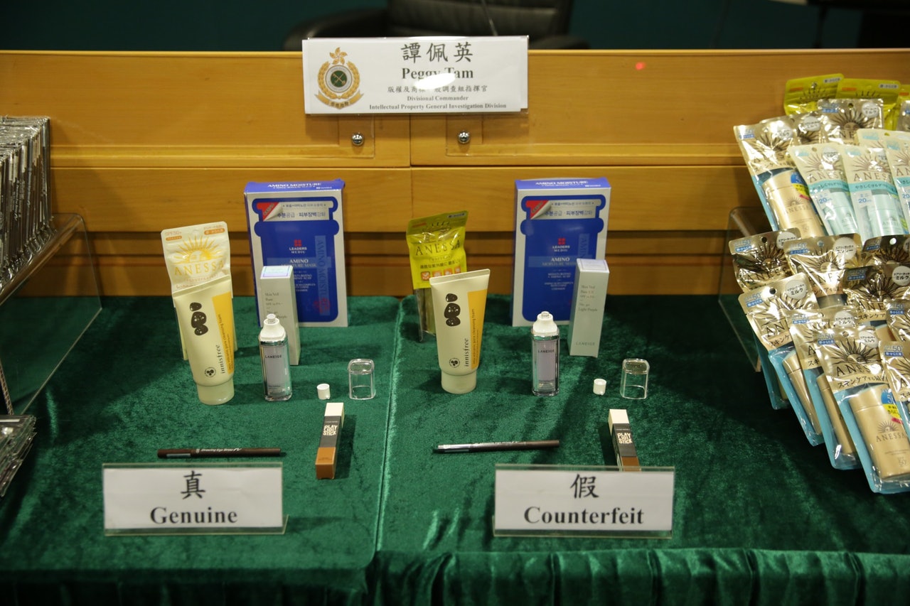 海關檢獲大量冒牌化妝及護膚品。(黃偉民攝) 海關檢獲大量冒牌化妝及護膚品。(黃偉民攝)