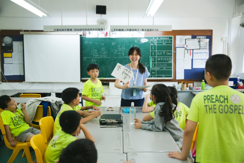 「沉香，尋香」計劃幾乎來到尾聲，下星期即將學校舉辦市集開放給公眾入場參觀成果，這天課堂內忙將籌備，由老師帶領同學一起造作香脂，希望可以取替沉香香脂，向大眾呼籲減少奪取大自然資源。（黃寶瑩攝）