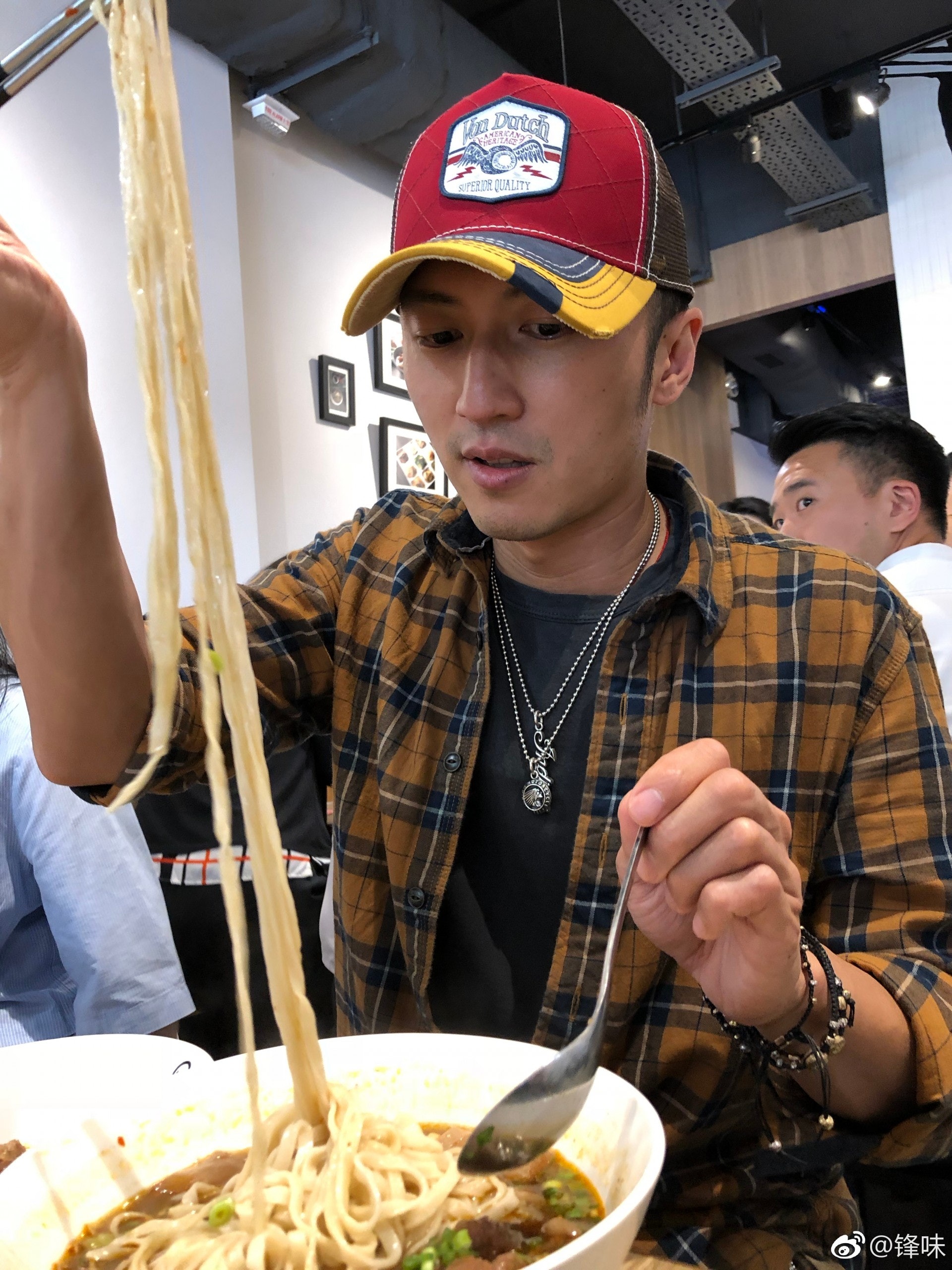 霆鋒食碗麵都誇張過人,但他也大讚好味。(網上圖片) 霆鋒食碗麵都誇張過人,但他也大讚好味。(網上圖片)