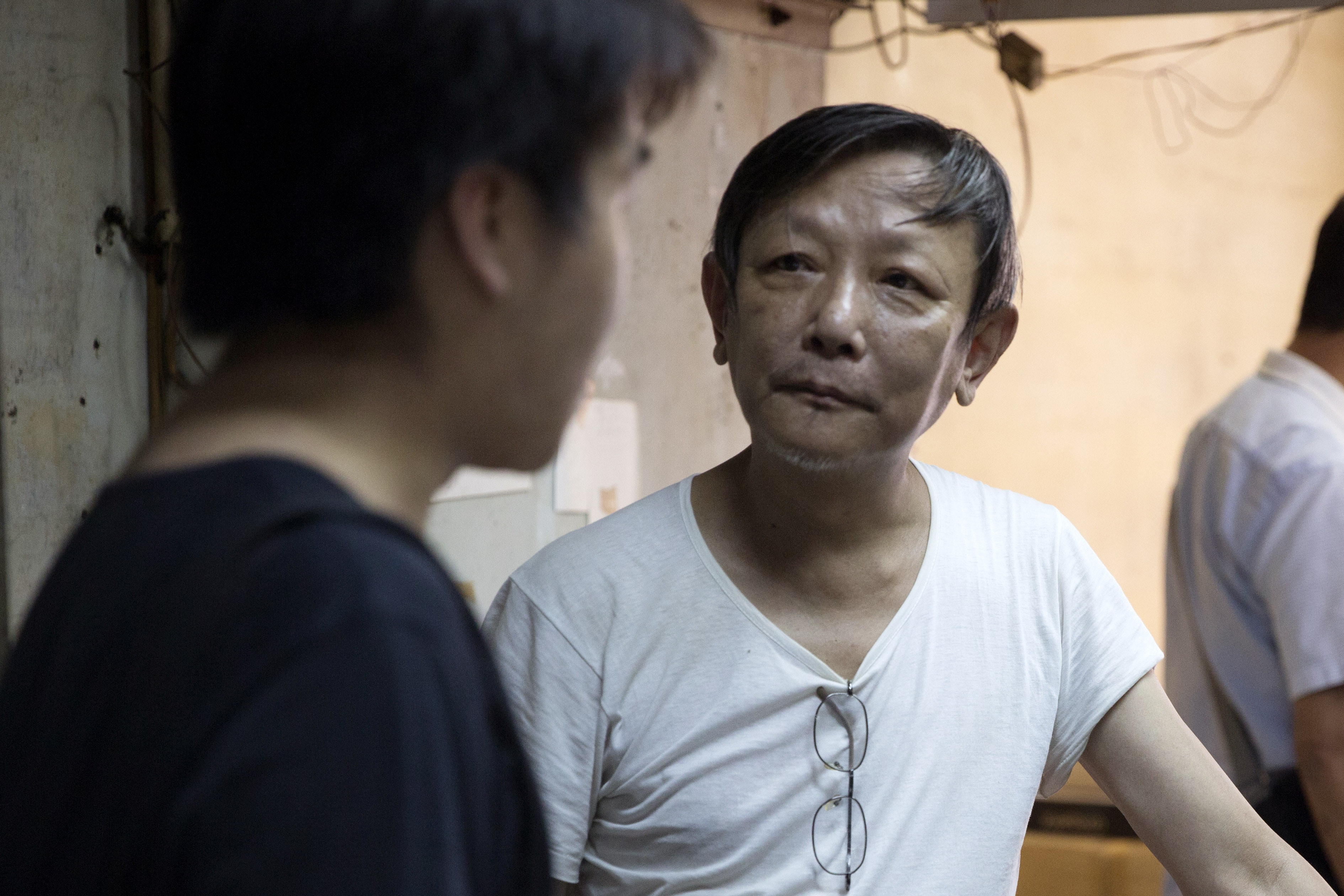 林少青詢問客人切紙要求。（梁鵬威攝）