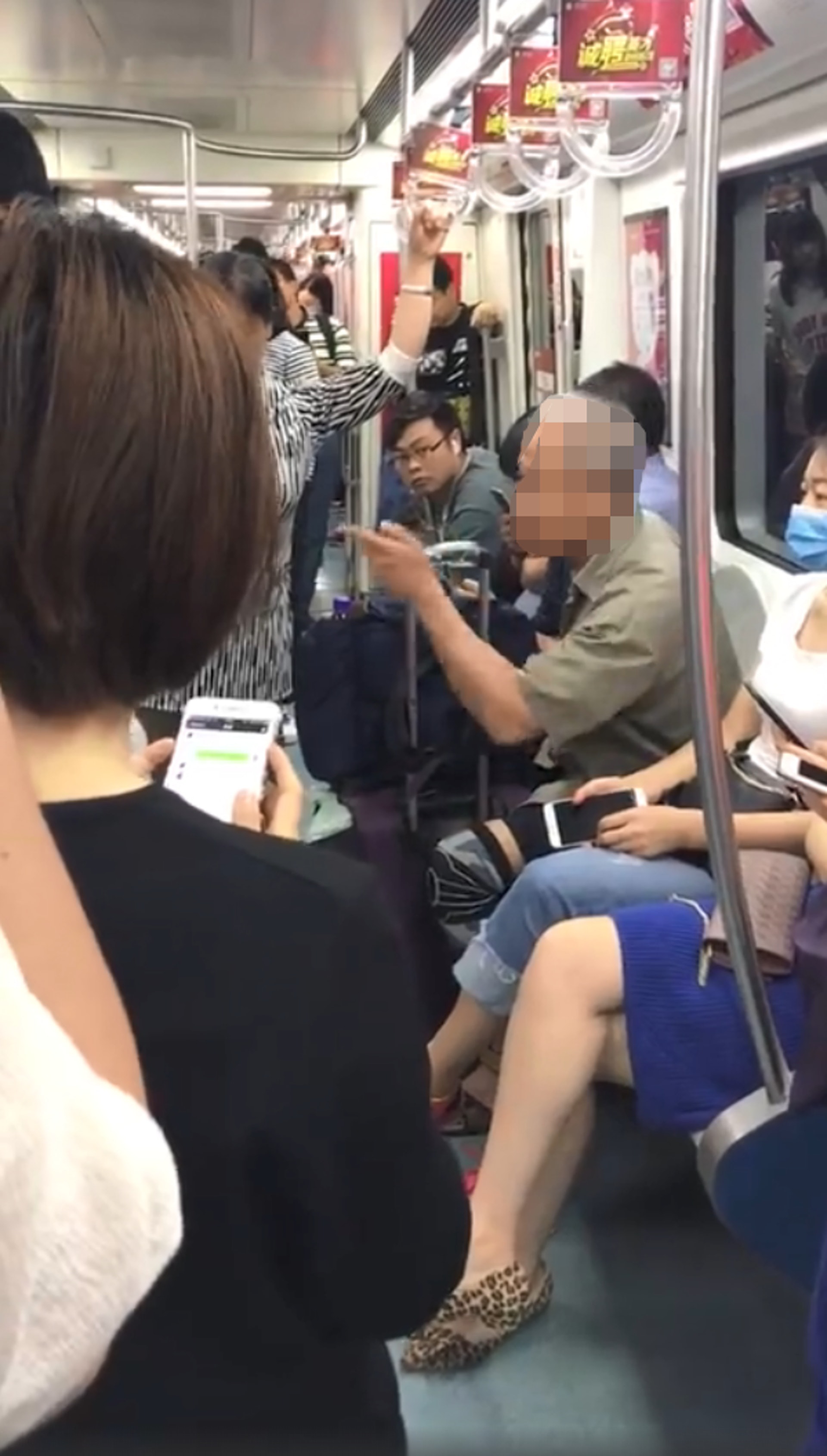 老伯不斷以英文夾雜粗口指罵一位男乘客,原來又是因讓座問題掀起罵戰。(微博「北京人不知道的北京事兒」影片截圖) 老伯不斷以英文夾雜粗口指罵一位男乘客,原來又是因讓座問題掀起罵戰。(微博「北京人不知道的北京事兒」影片截圖)