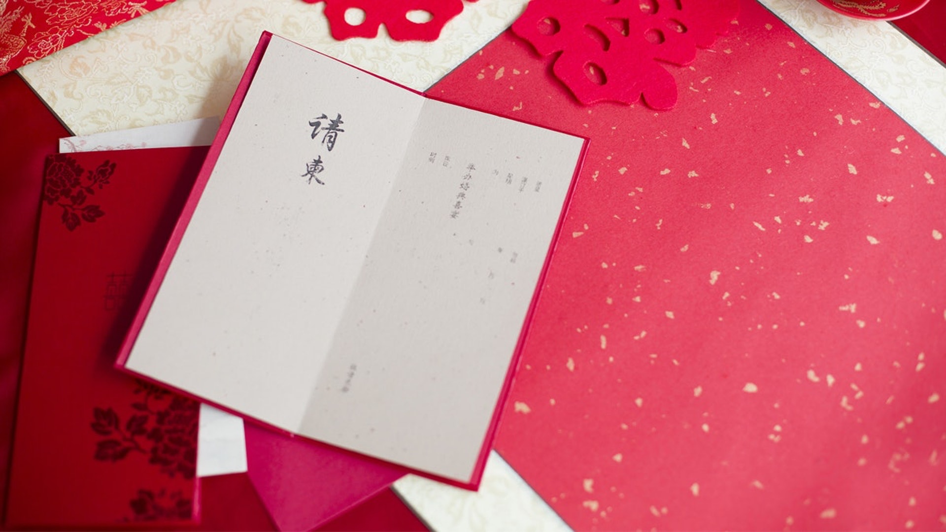打工仔面對同事給予的紅色炸彈時,要考慮諸多因素:該多少人情、出不出席婚禮。(視覺中國) 打工仔面對同事給予的紅色炸彈時,要考慮諸多因素:該多少人情、出不出席婚禮。(視覺中國)