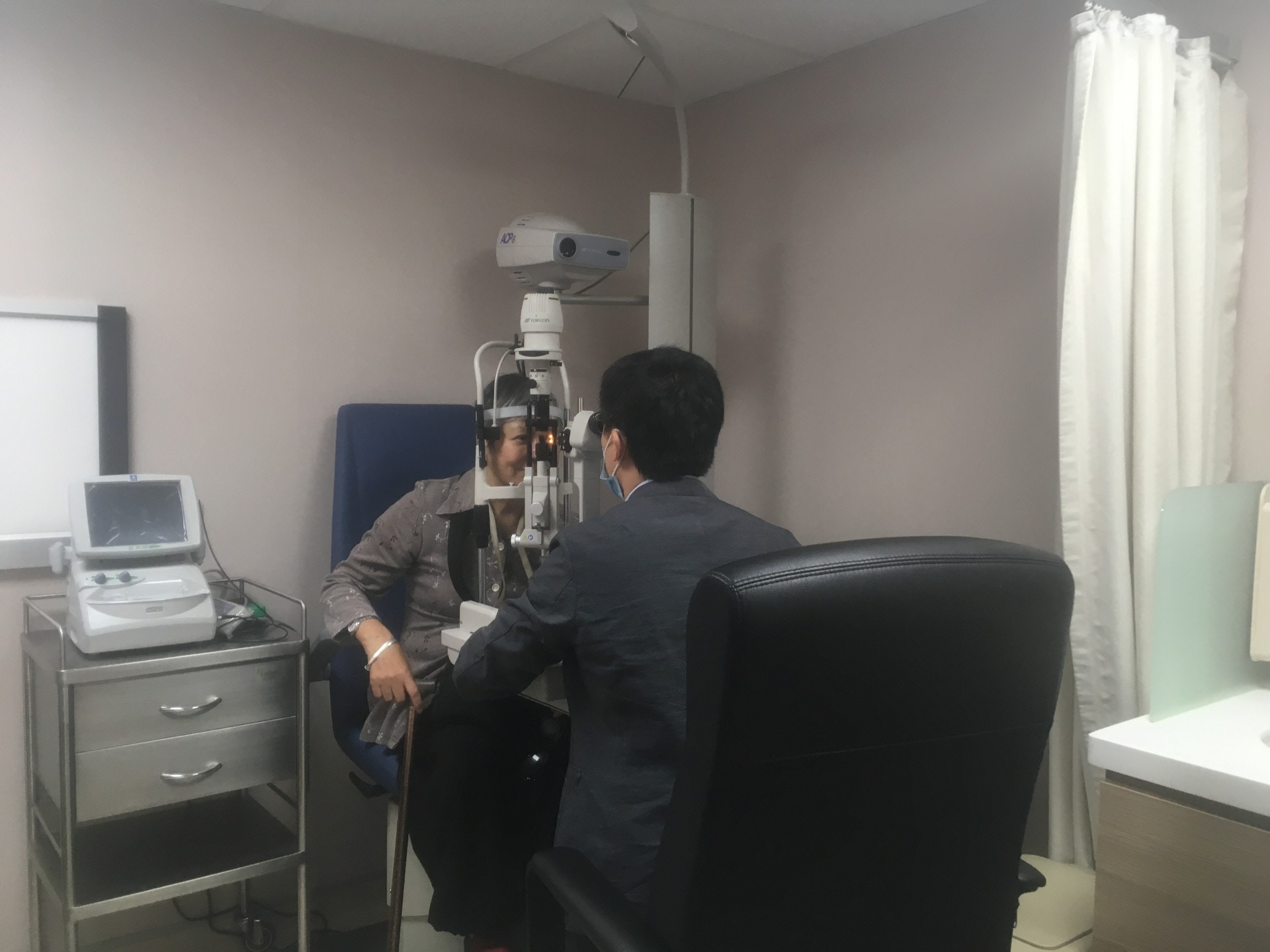 因為申請了私家醫院的慈善基金，李婆婆（化名）的左眼在三個月內已經重見光明。