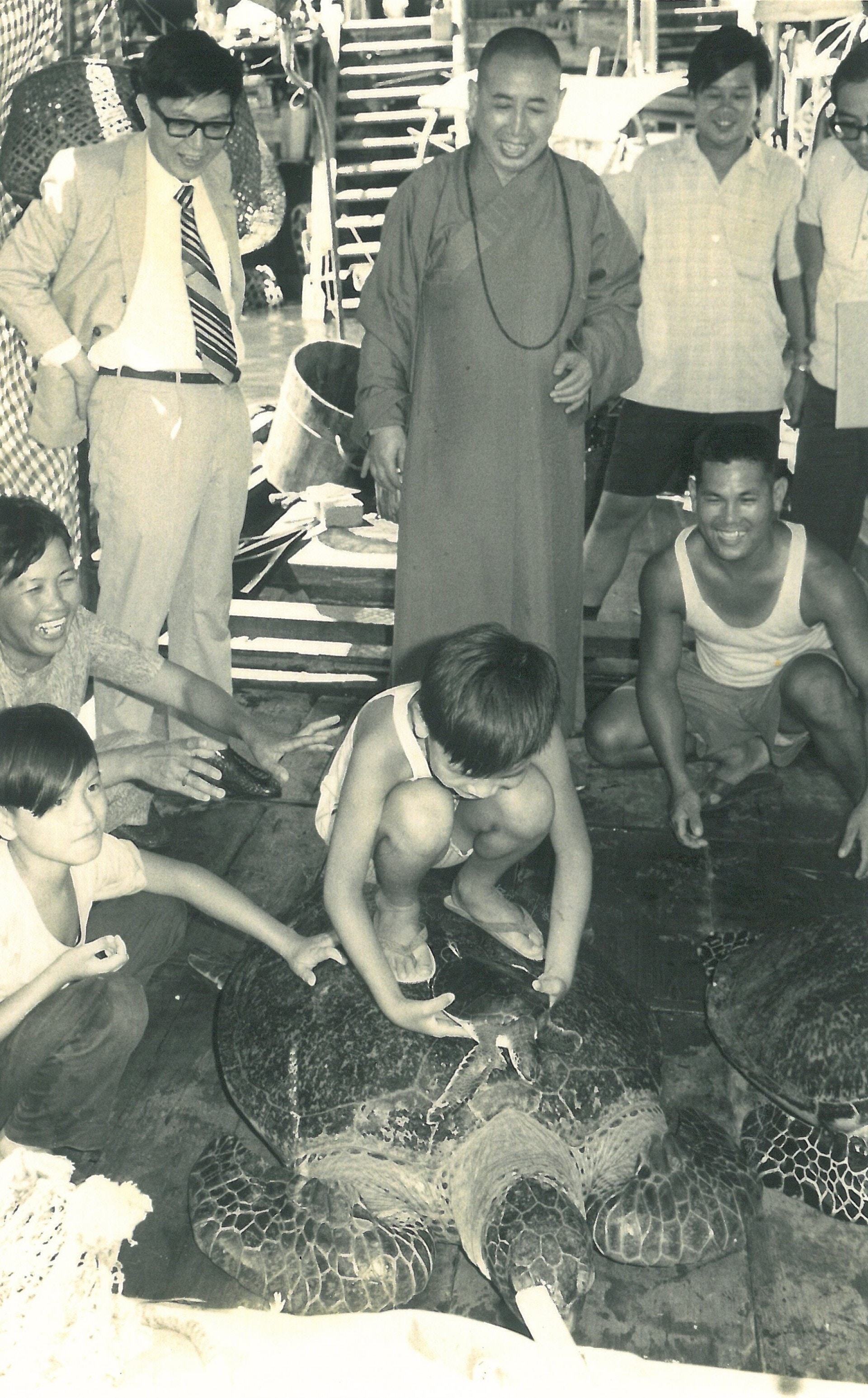 1970年佛教人士向漁民買回捕捉的海龜放回大海。(由香港佛教聯合會提供)